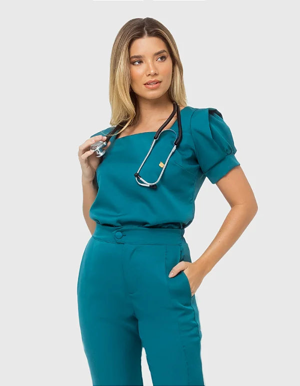 Adriana — Uniforme con pantalón encauchado