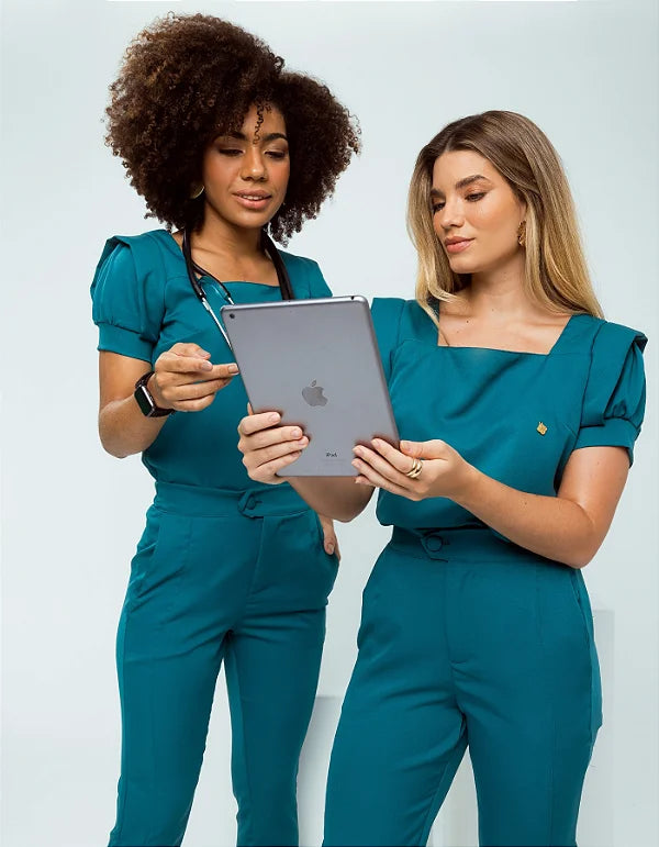 Adriana — Uniforme con pantalón encauchado