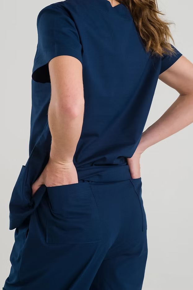 Anastasia — Uniforme con pantalón encauchado