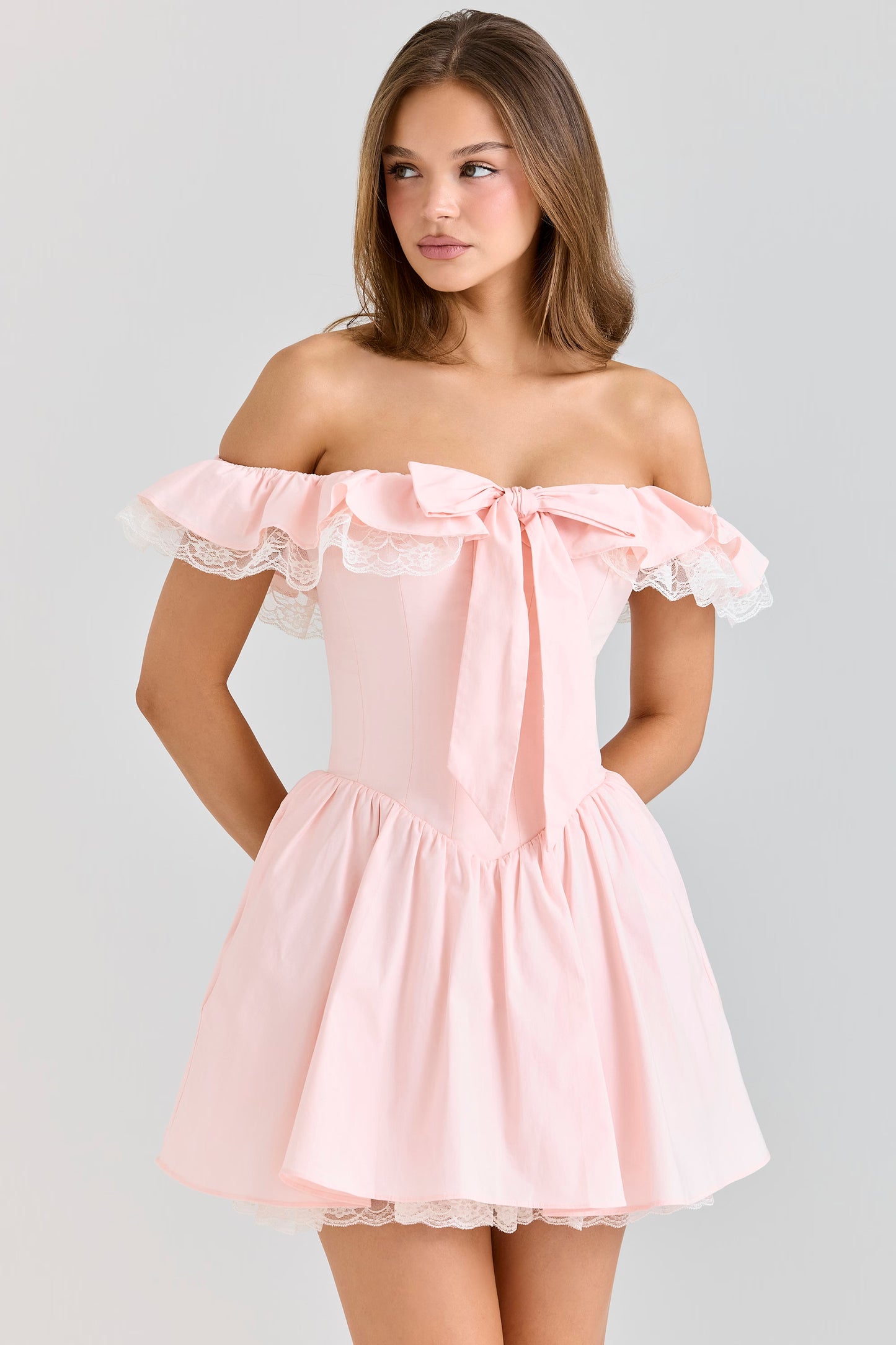 Arabella — Vestido mini con volantes y lazo