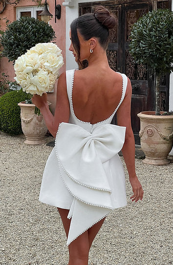 Avril — Vestido mini con perlas y moño