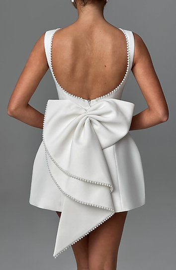 Avril — Vestido mini con perlas y moño
