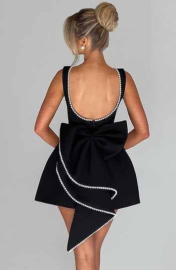 Avril — Vestido mini con perlas y moño