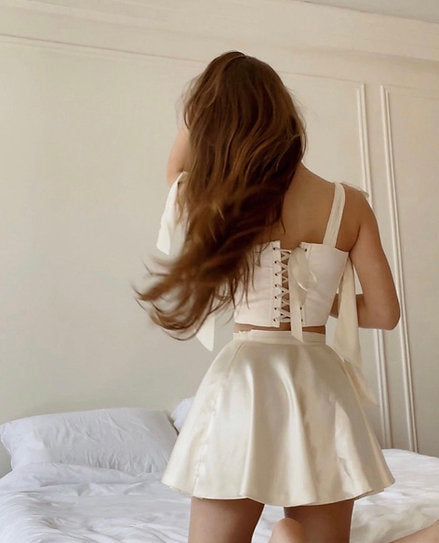 Caitlyn — Conjunto: corset con lazos y falda