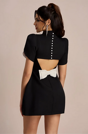 Chelsea — Vestido mini con abertura en espalda, moño y botones