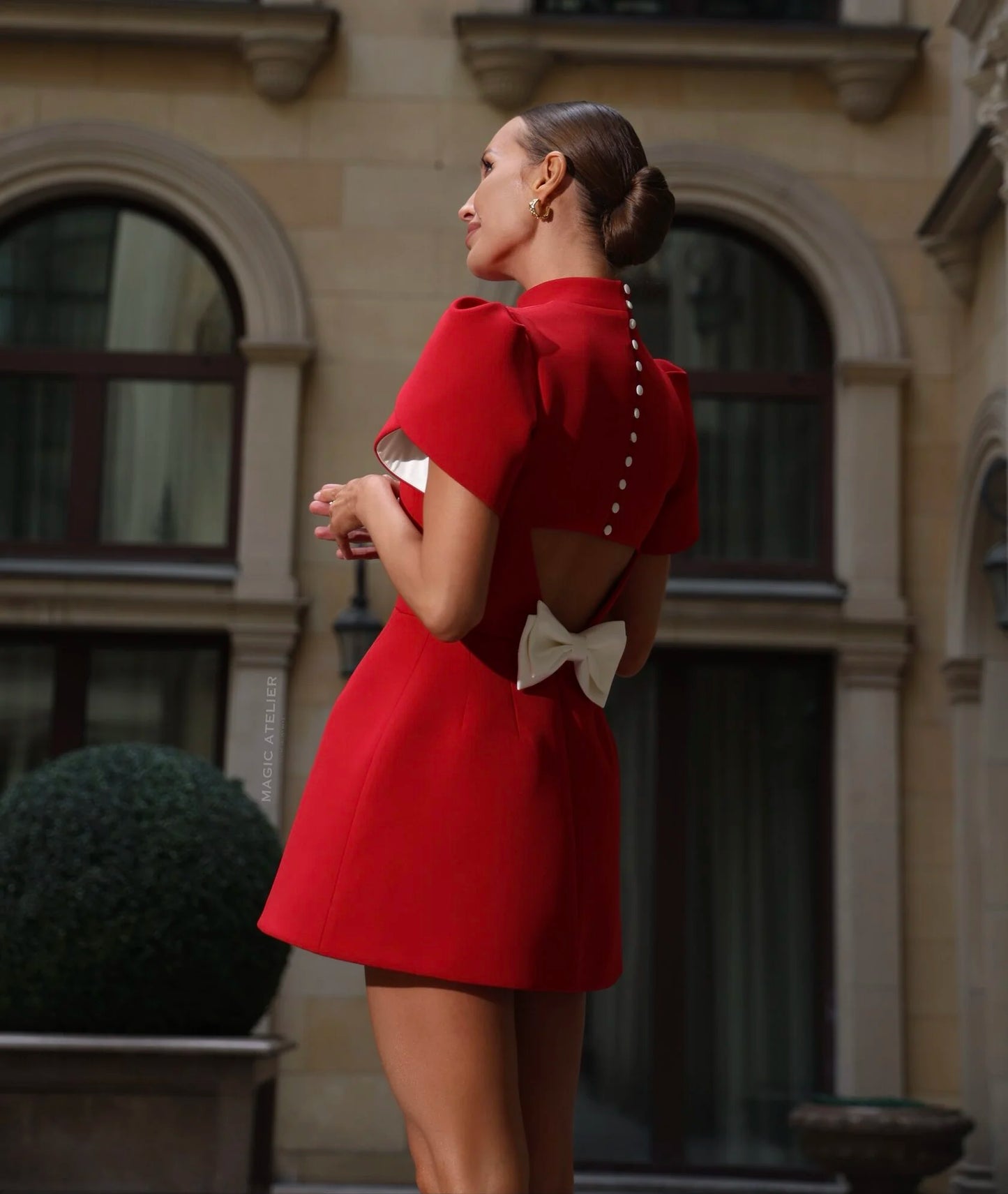 Chelsea — Vestido mini con abertura en espalda, moño y botones