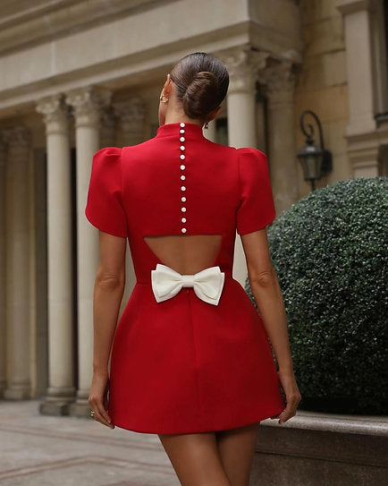 Chelsea — Vestido mini con abertura en espalda, moño y botones
