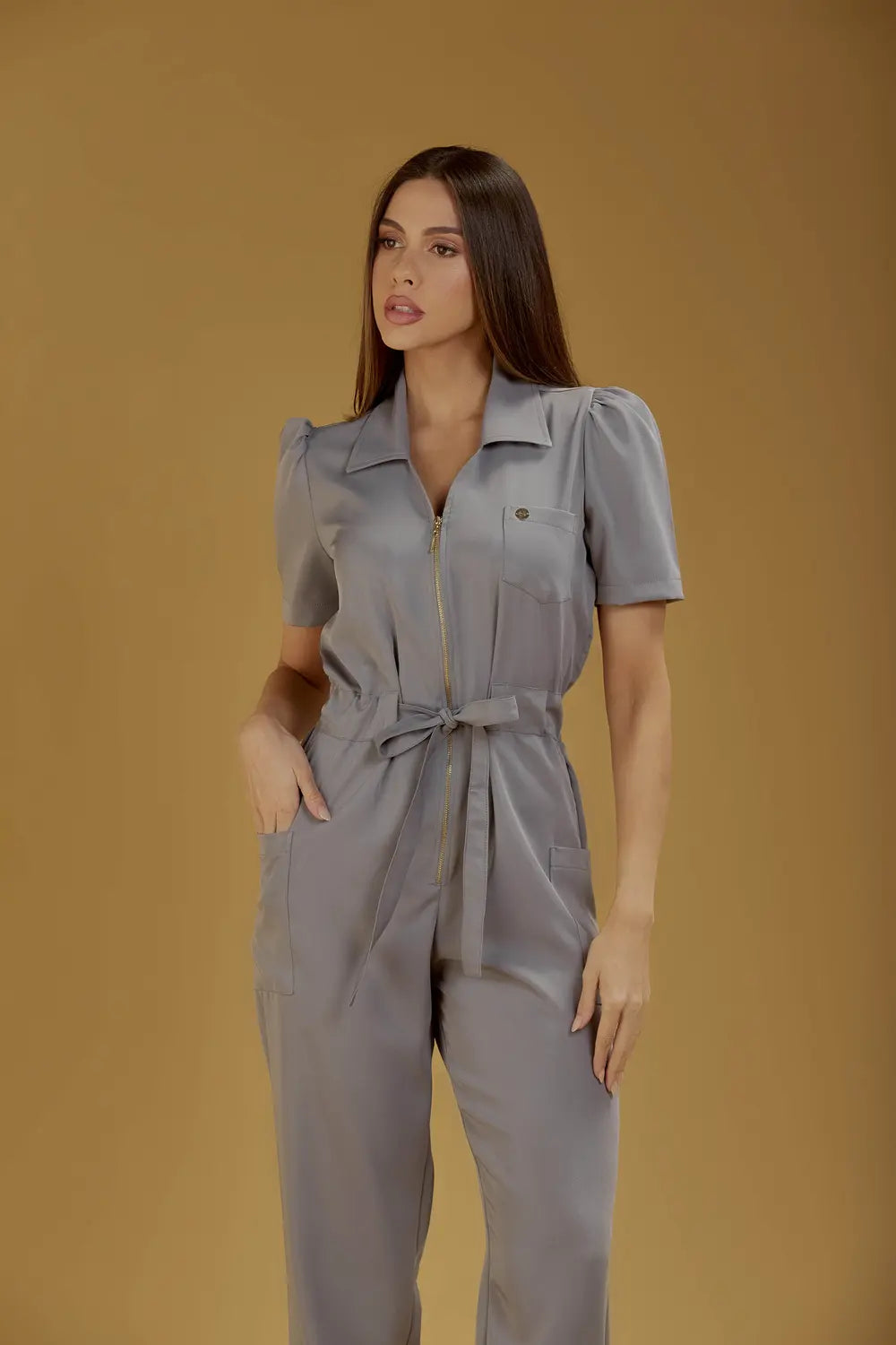 Elizabeth — Uniforme enterizo con pantalón encauchado y lazo