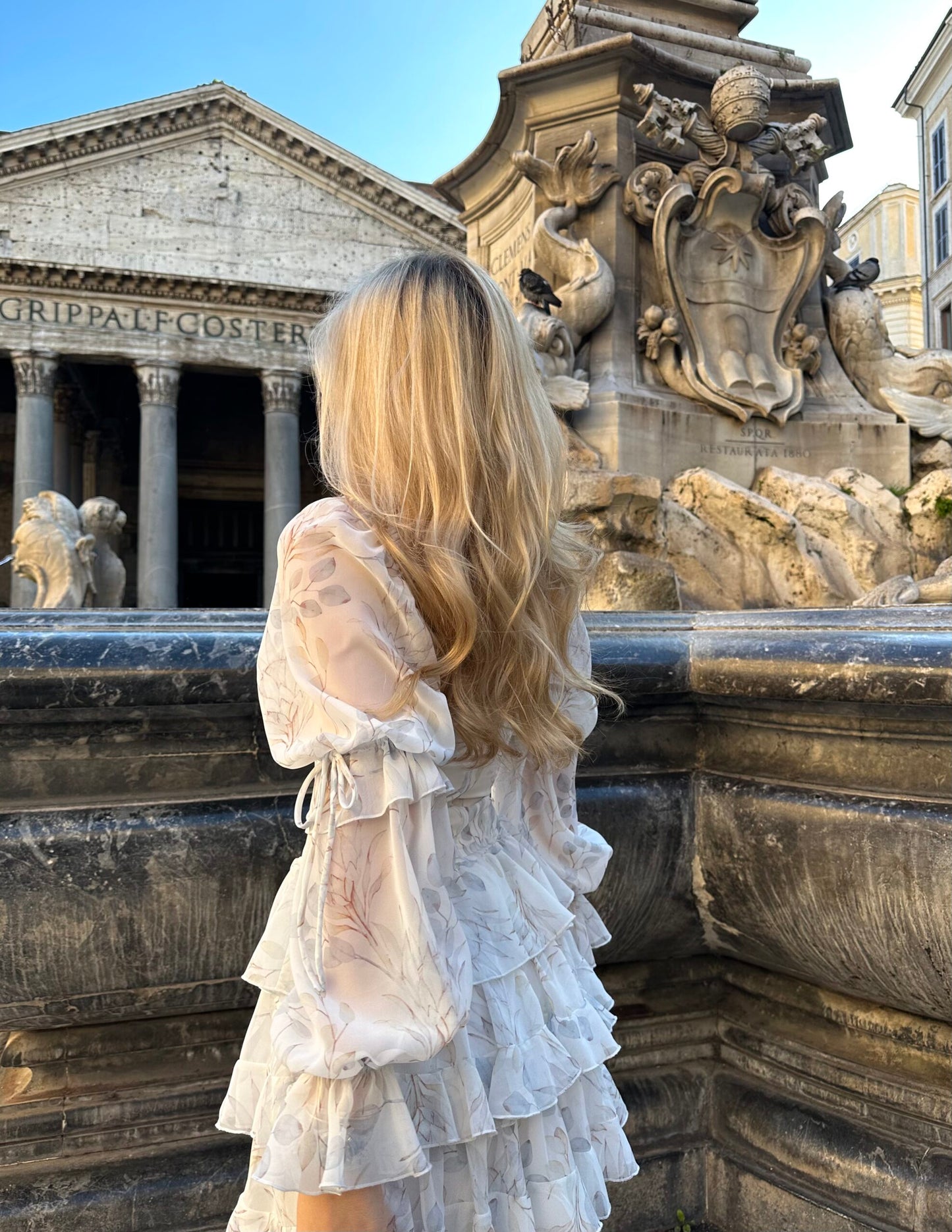 Gilda — Vestido mini con volantes y lazos