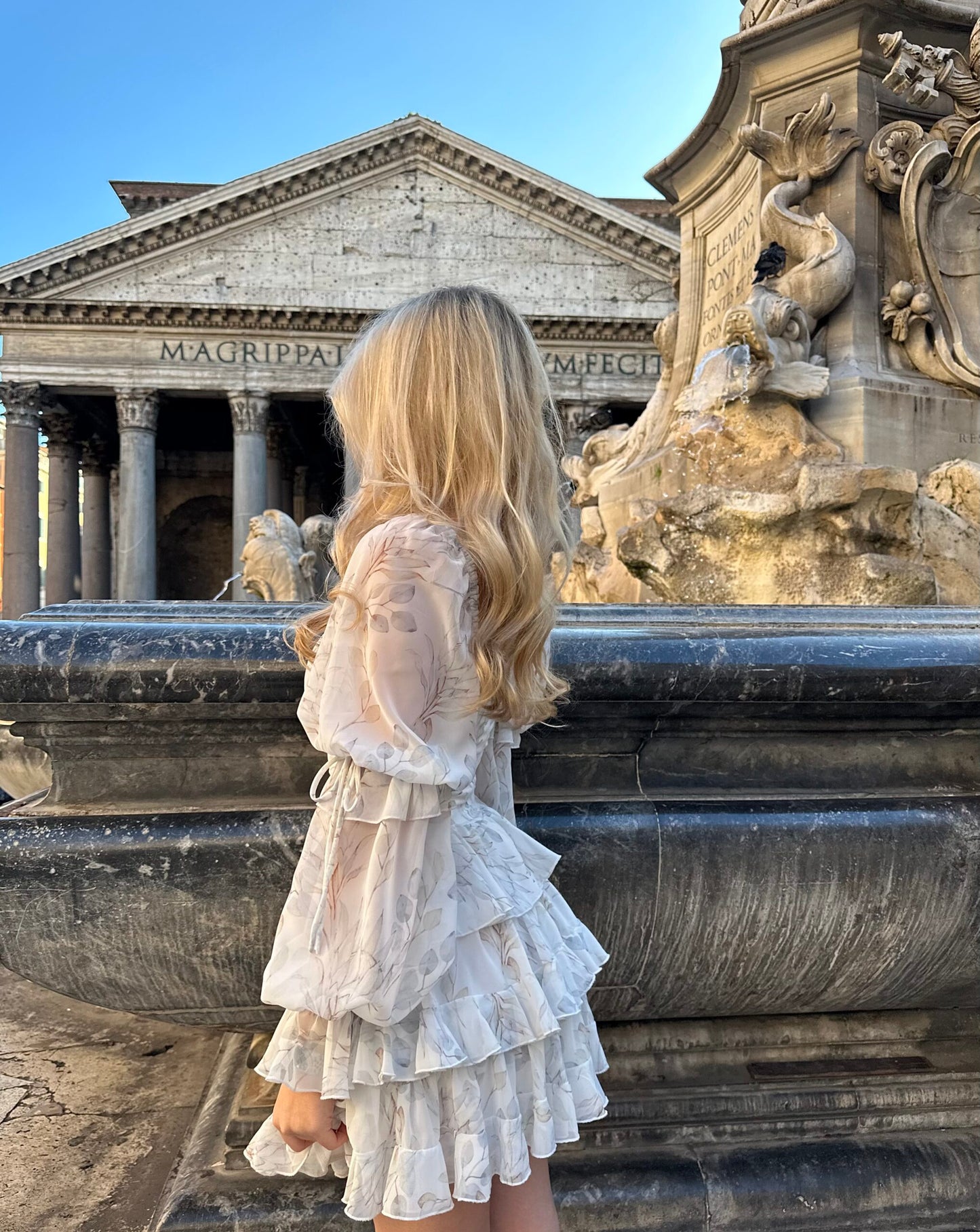 Gilda — Vestido mini con volantes y lazos