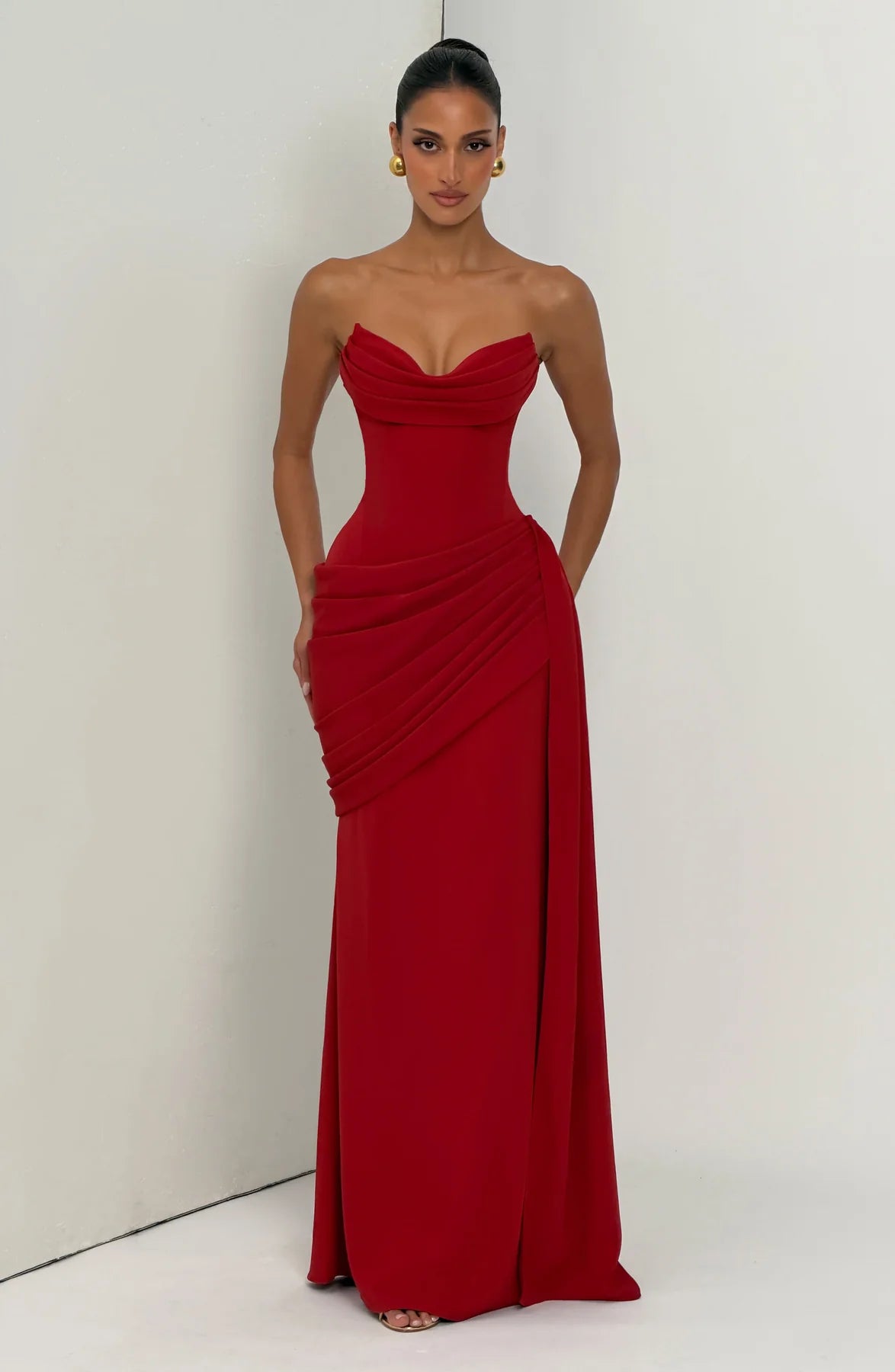 Indira — Vestido maxi corset con cola lateral