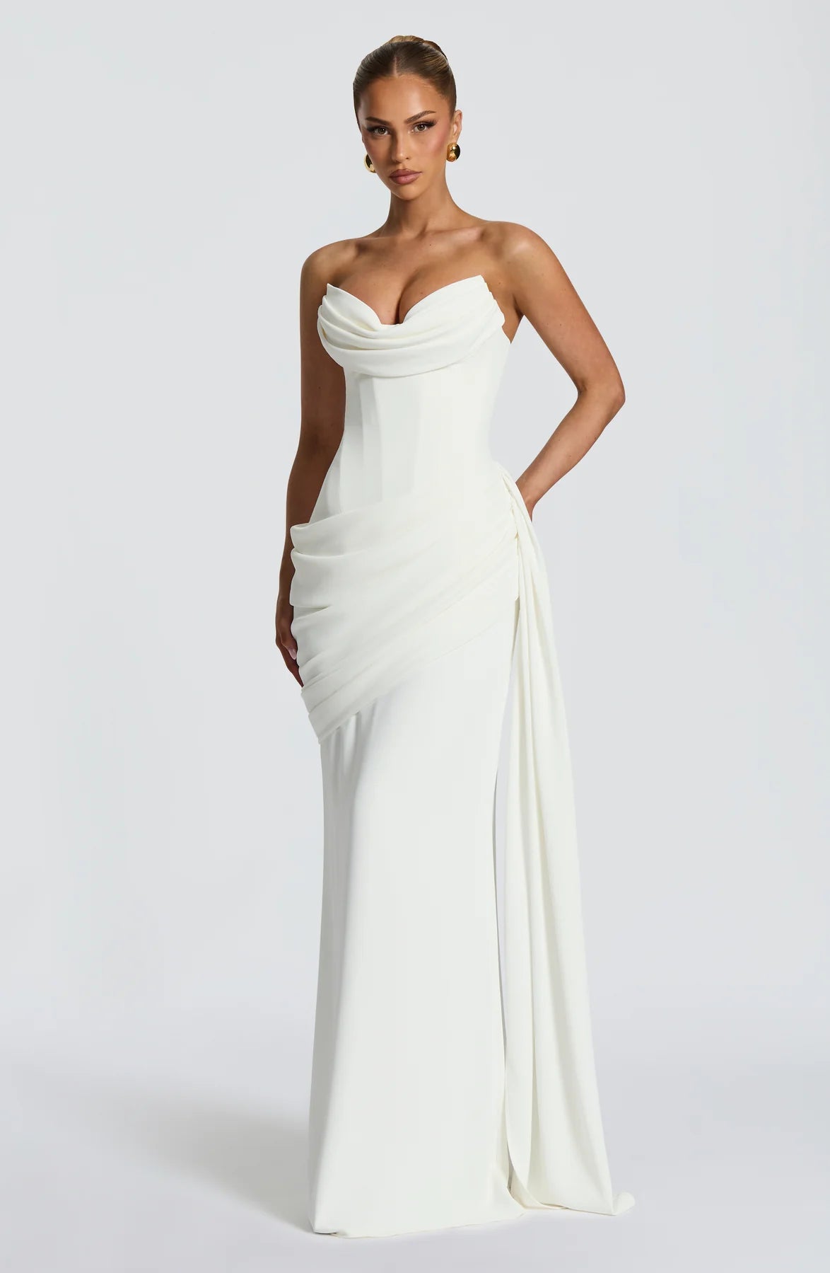 Indira — Vestido maxi corset con cola lateral