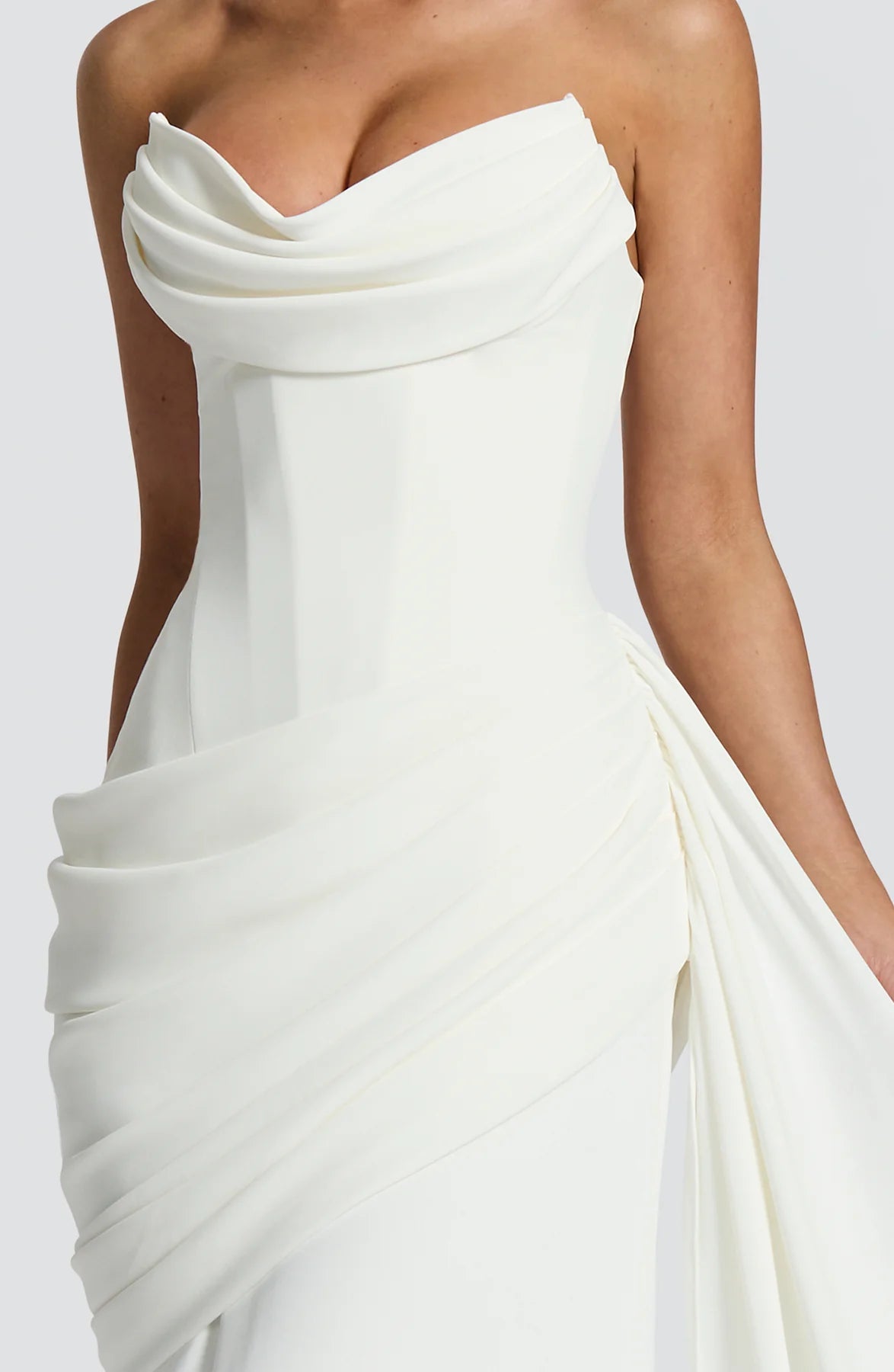 Indira — Vestido maxi corset con cola lateral