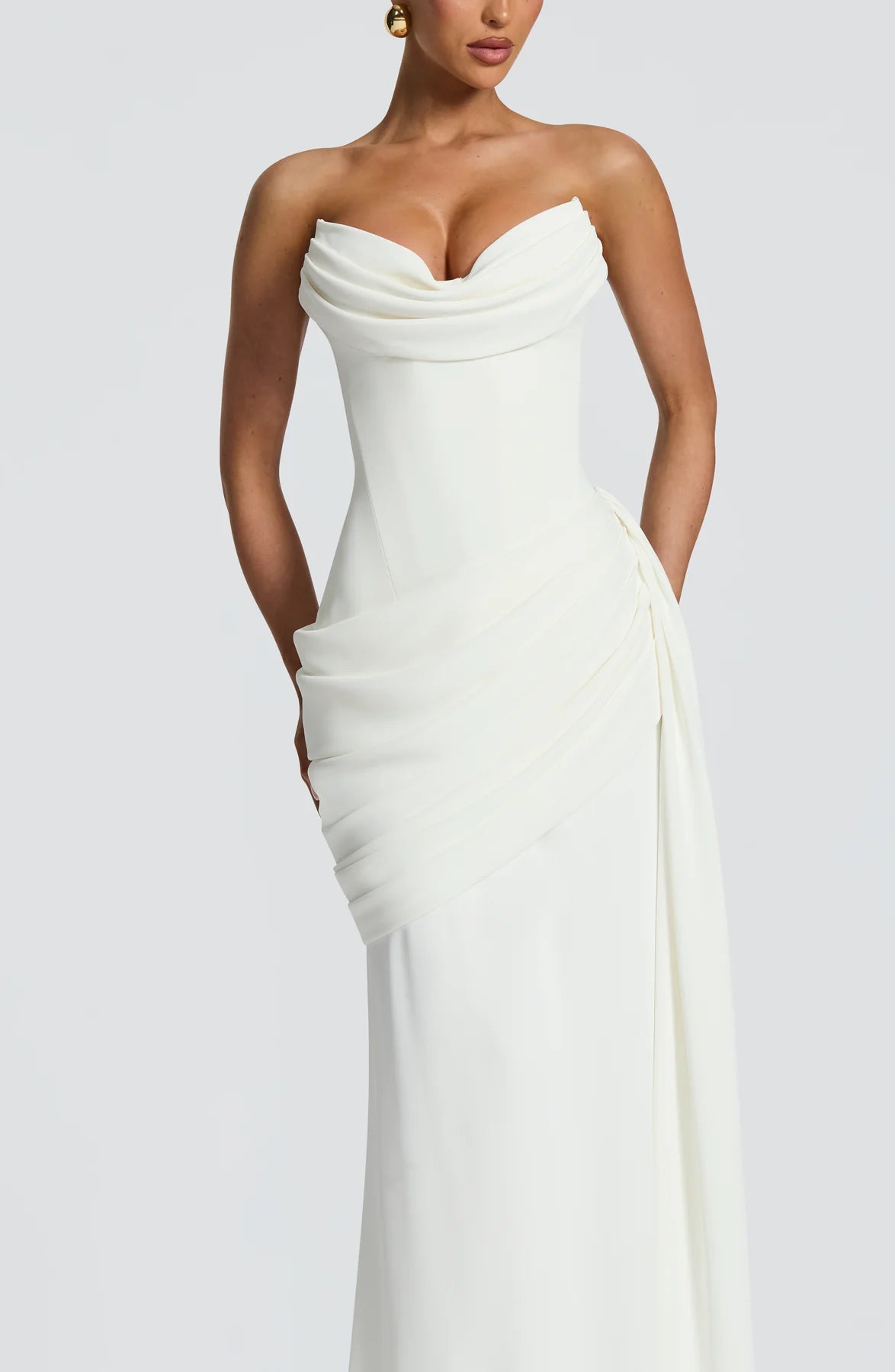 Indira — Vestido maxi corset con cola lateral
