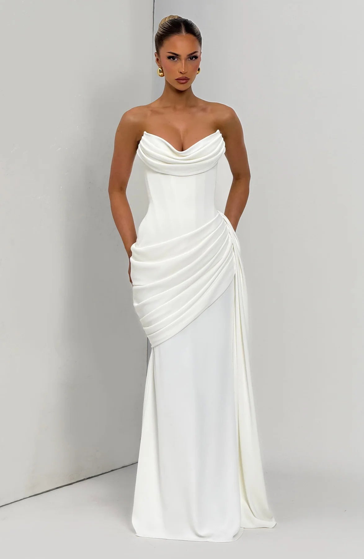 Indira — Vestido maxi corset con cola lateral