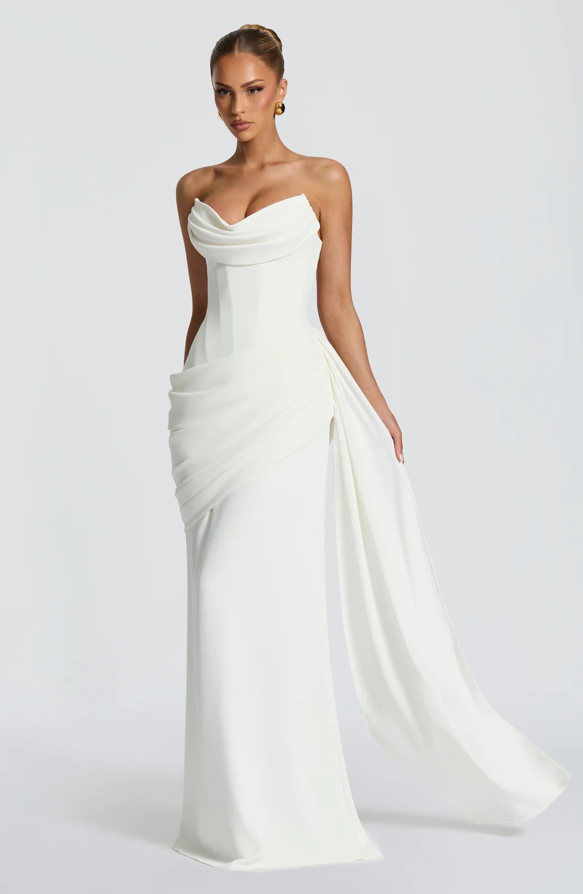 Indira — Vestido maxi corset con cola lateral