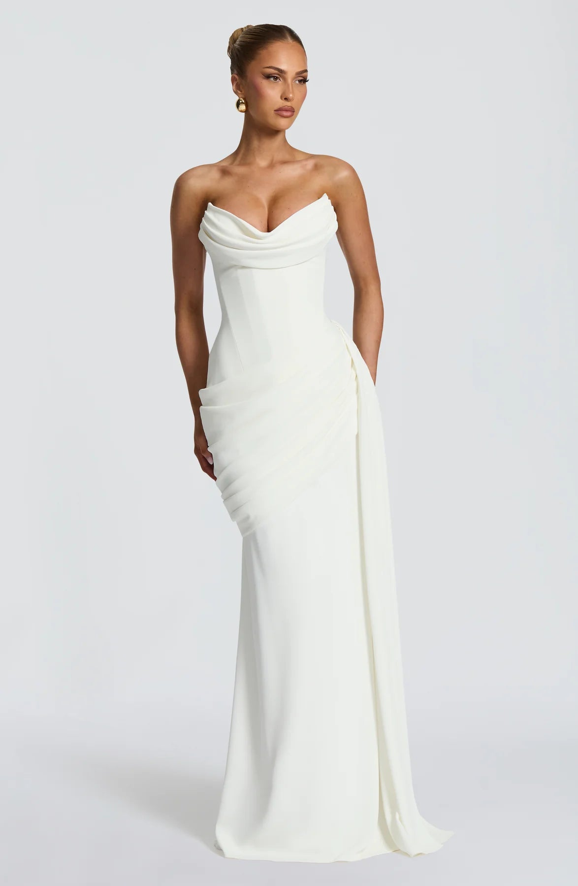 Indira — Vestido maxi corset con cola lateral