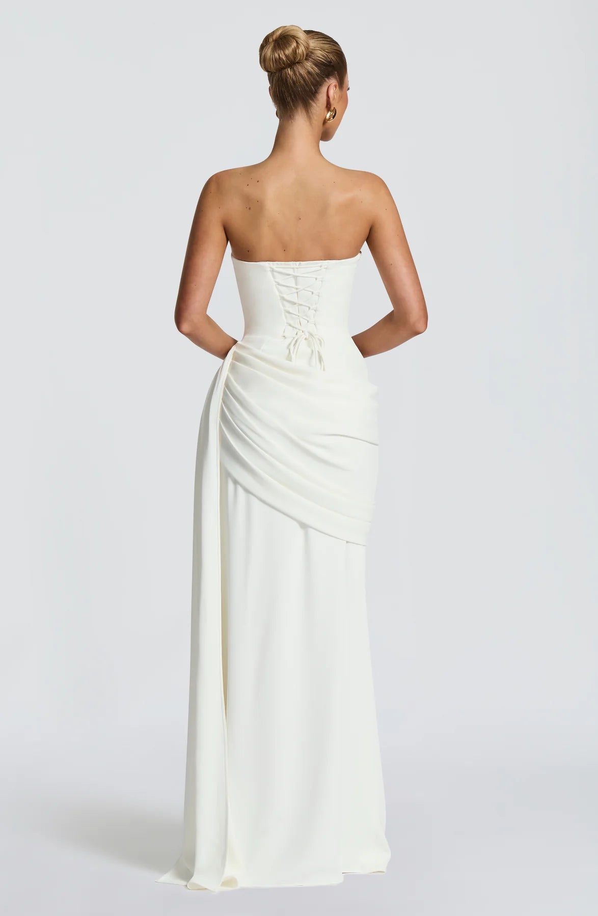 Indira — Vestido maxi corset con cola lateral