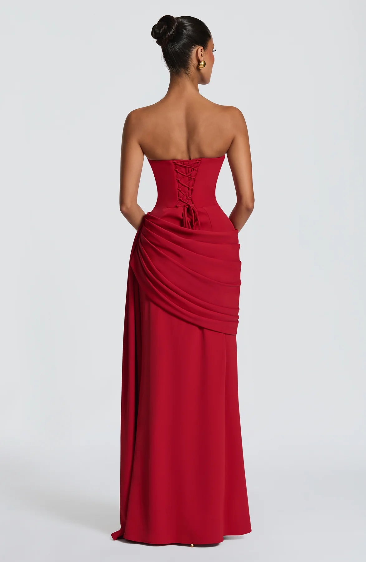 Indira — Vestido maxi corset con cola lateral