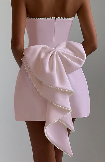 Ivy — Vestido mini con perlas y moño