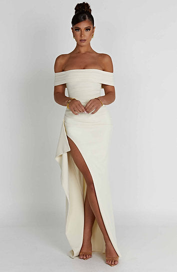 Kylie — Vestido maxi con abertura y volante