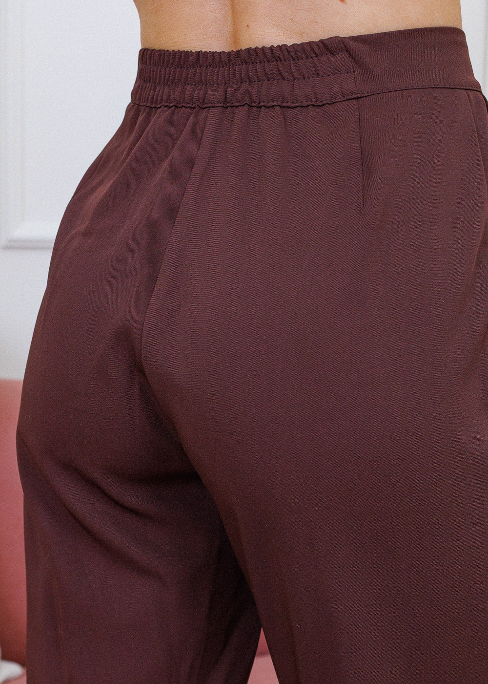 Lara — Uniforme con volantes y pantalón bota campana