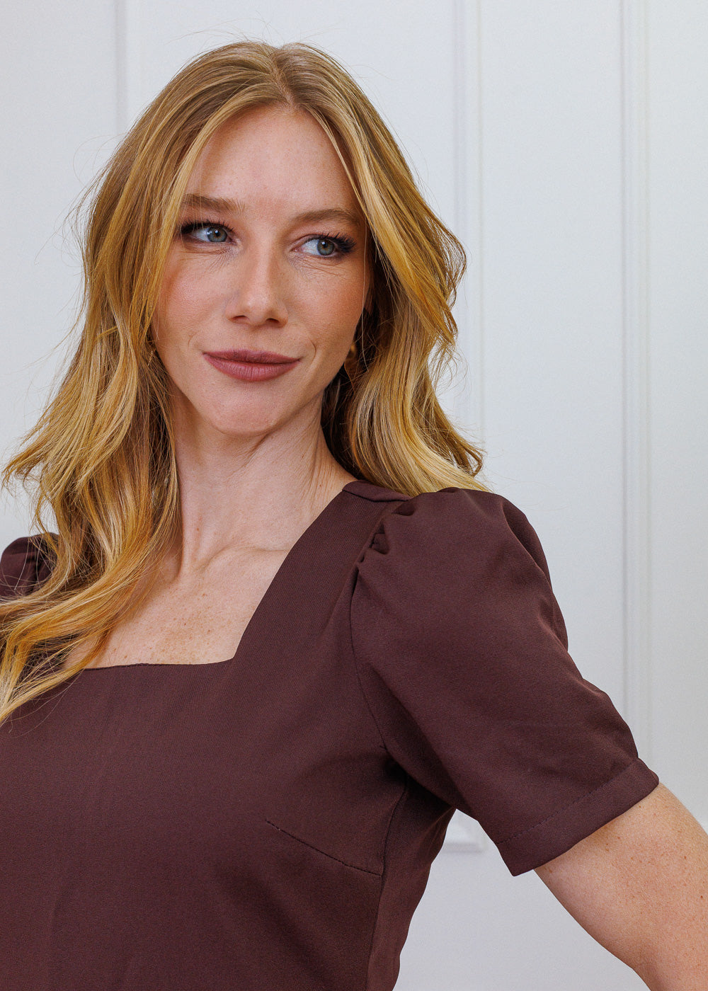 Lara — Uniforme con volantes y pantalón bota campana