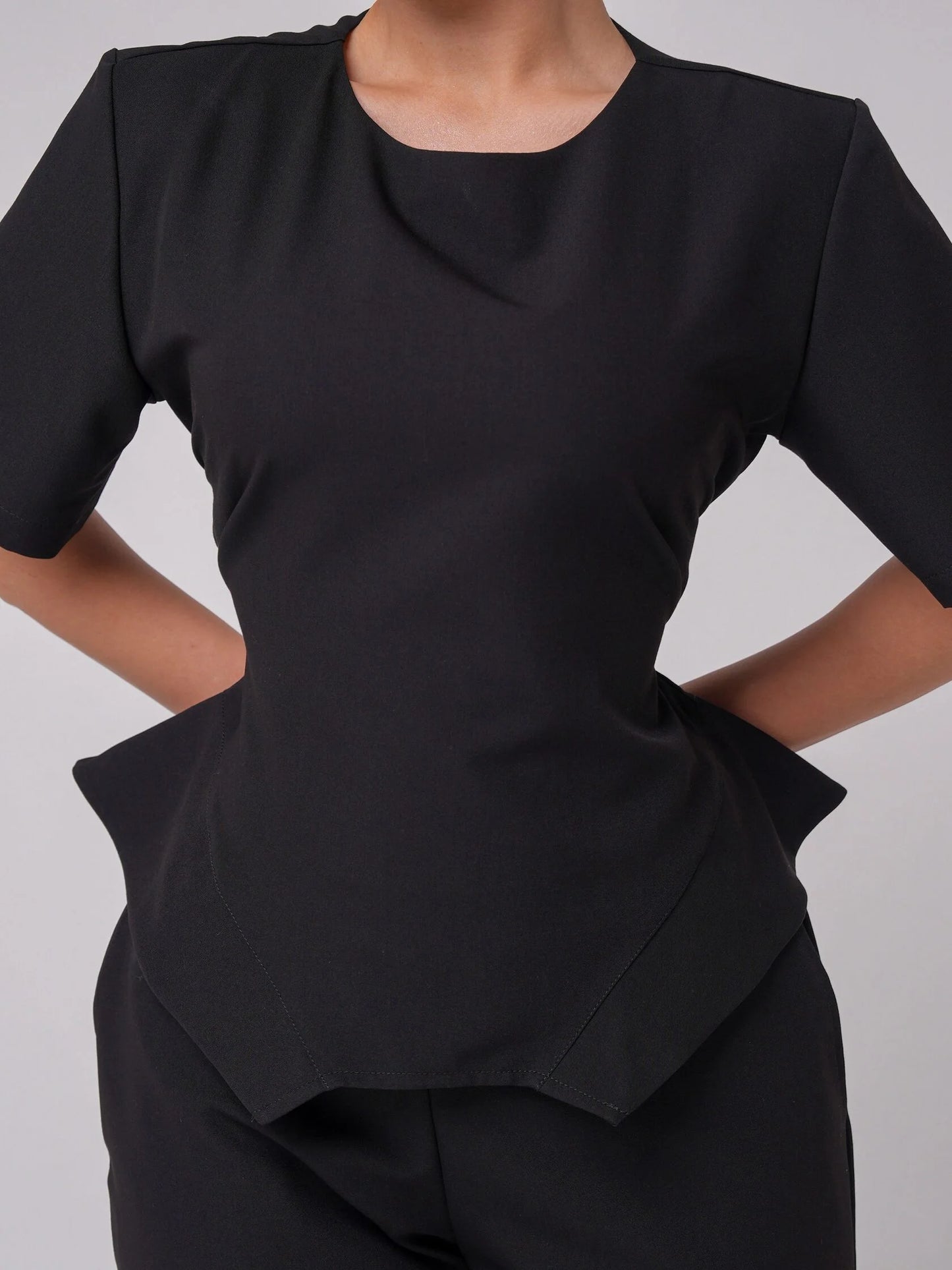 Lía — Uniforme con pantalón encauchado y corset