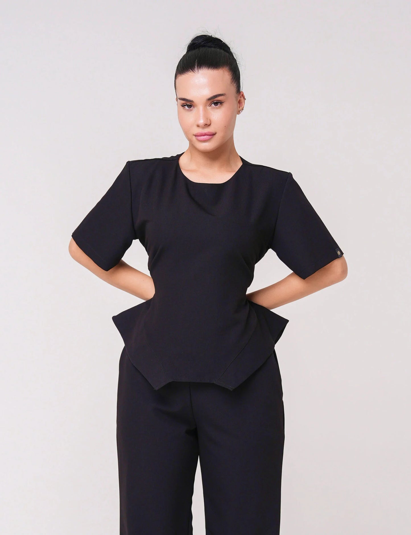 Lía — Uniforme con pantalón encauchado y corset