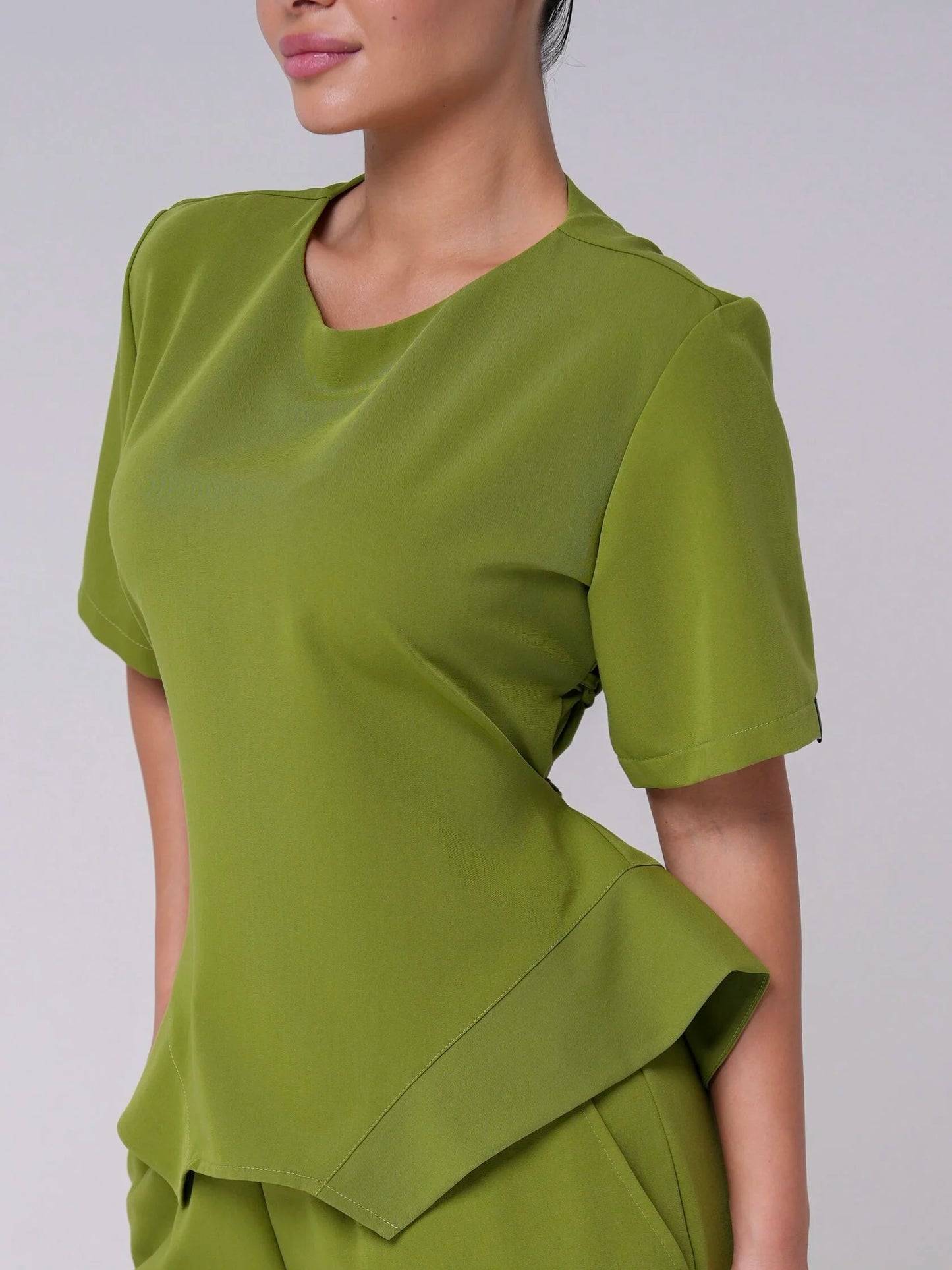 Lía — Uniforme con pantalón encauchado y corset