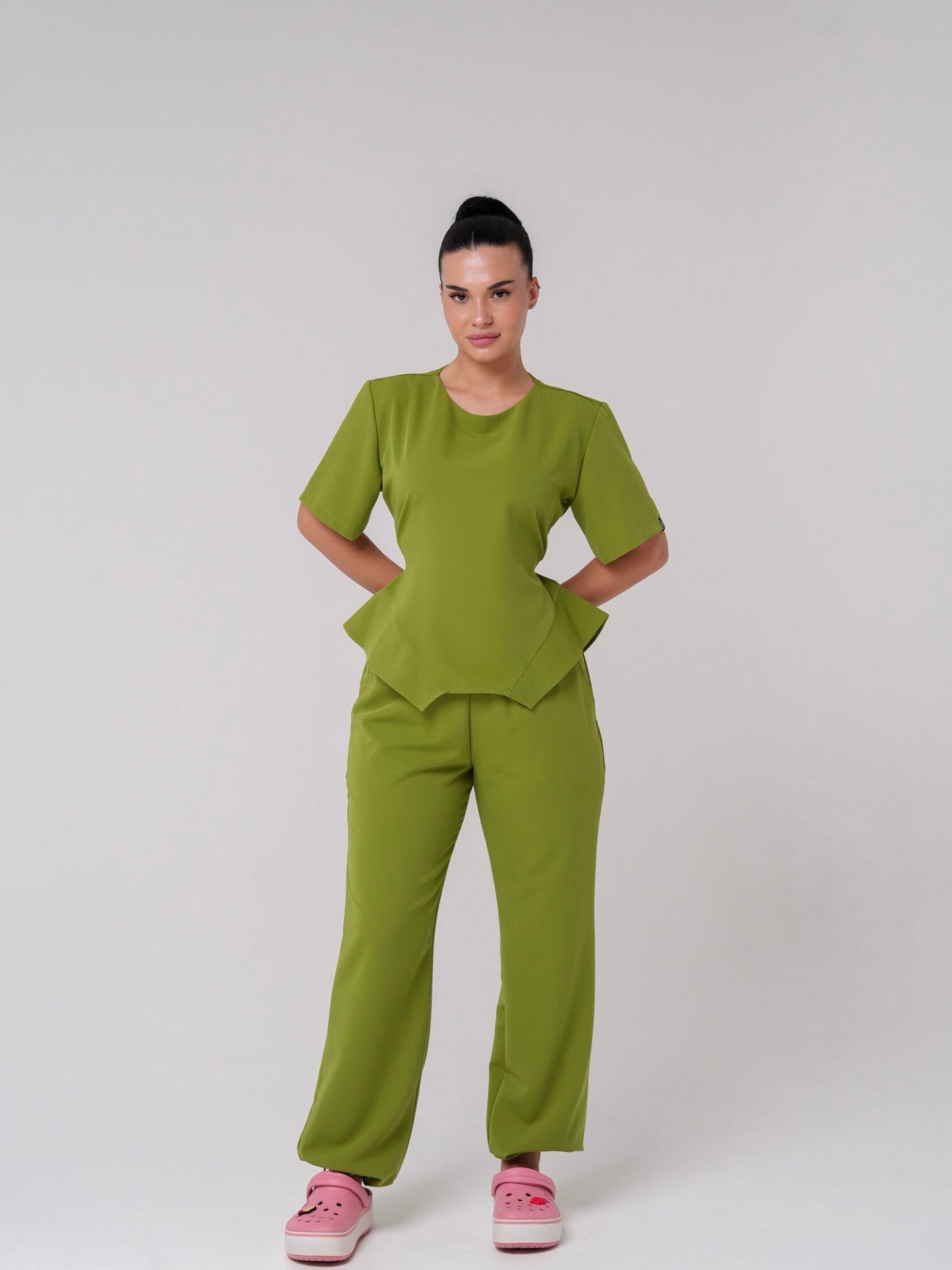 Lía — Uniforme con pantalón encauchado y corset
