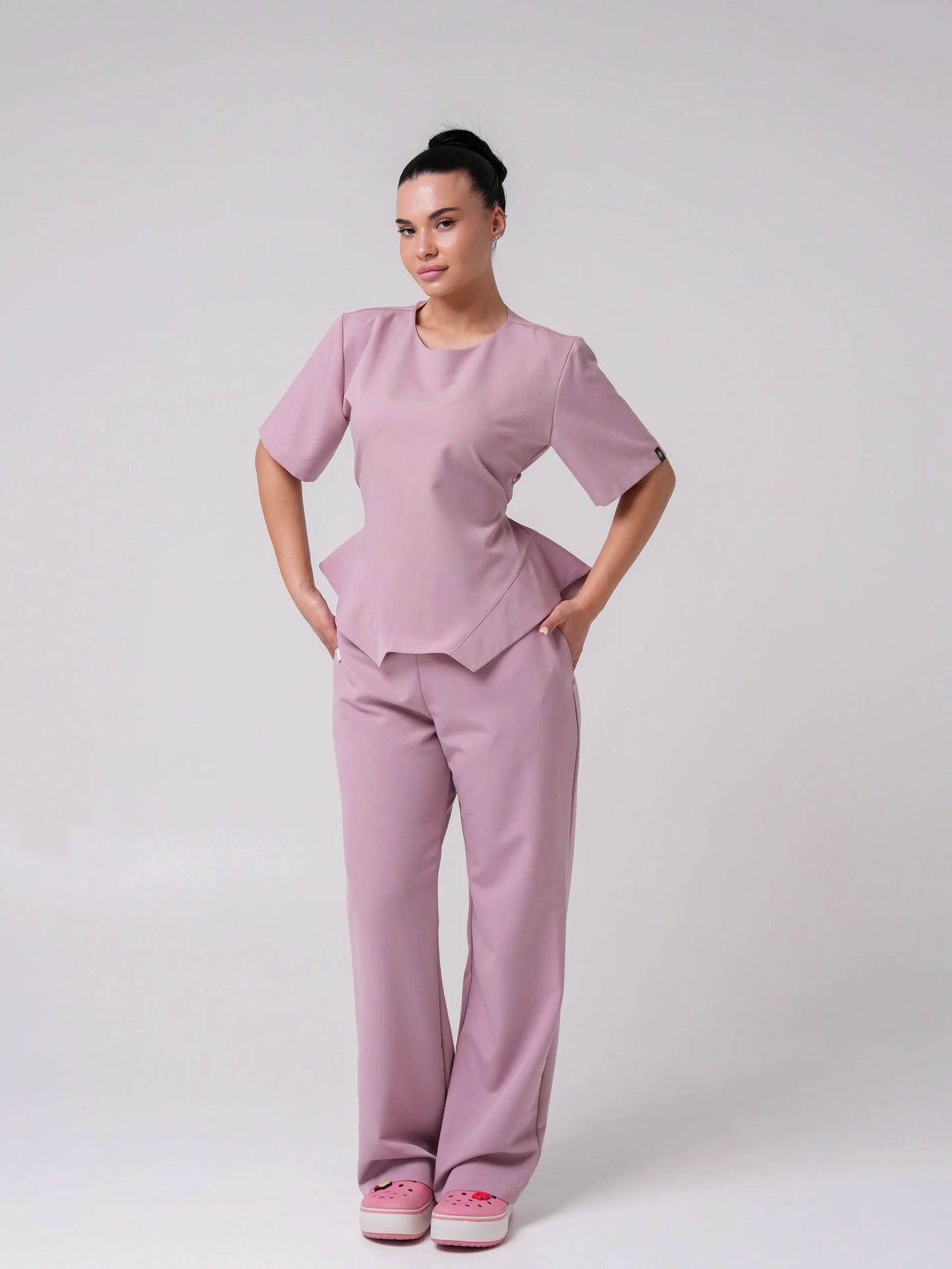 Lía — Uniforme con pantalón encauchado y corset