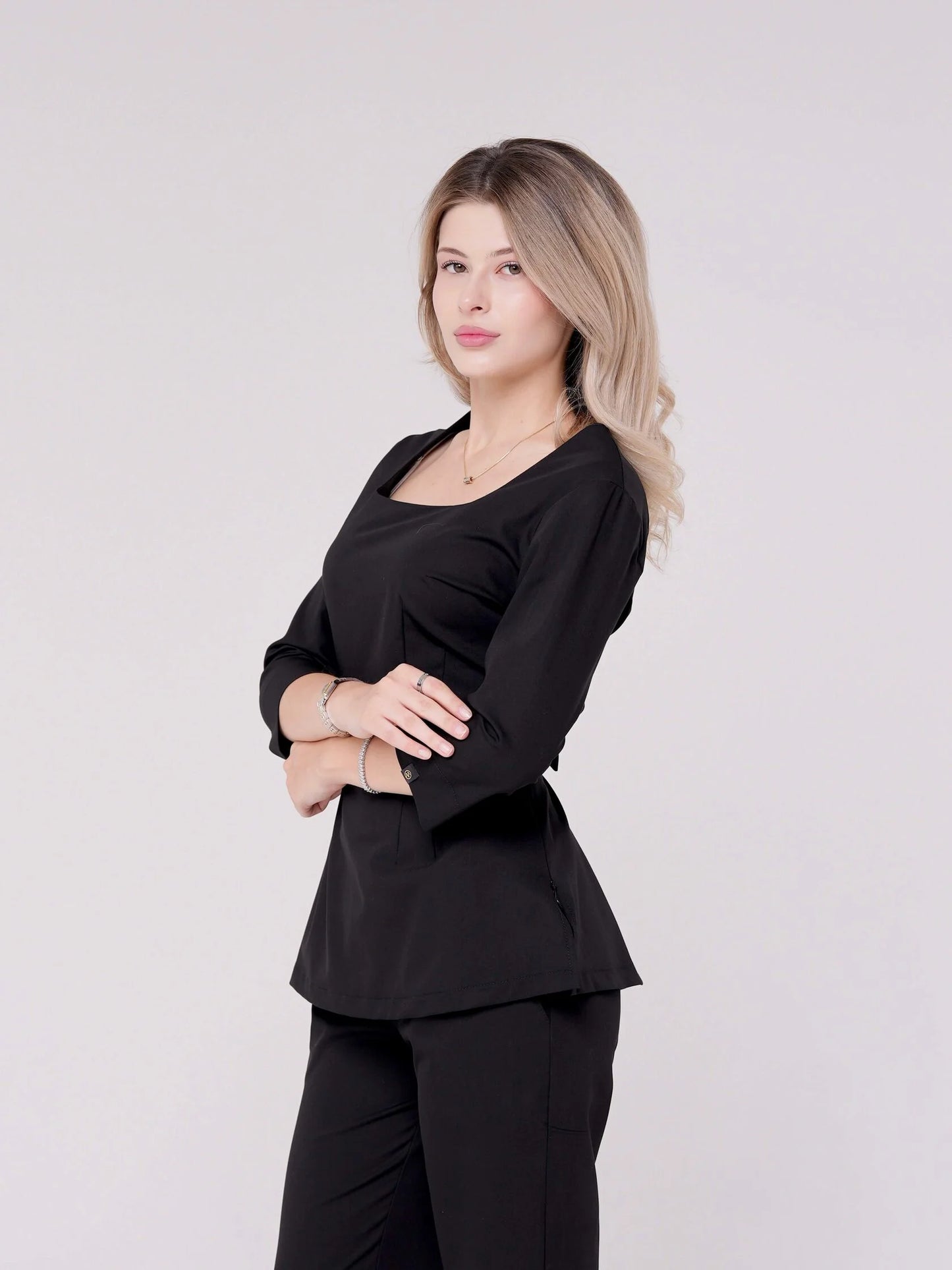 Luna — Uniforme con pantalón encauchado y lazo