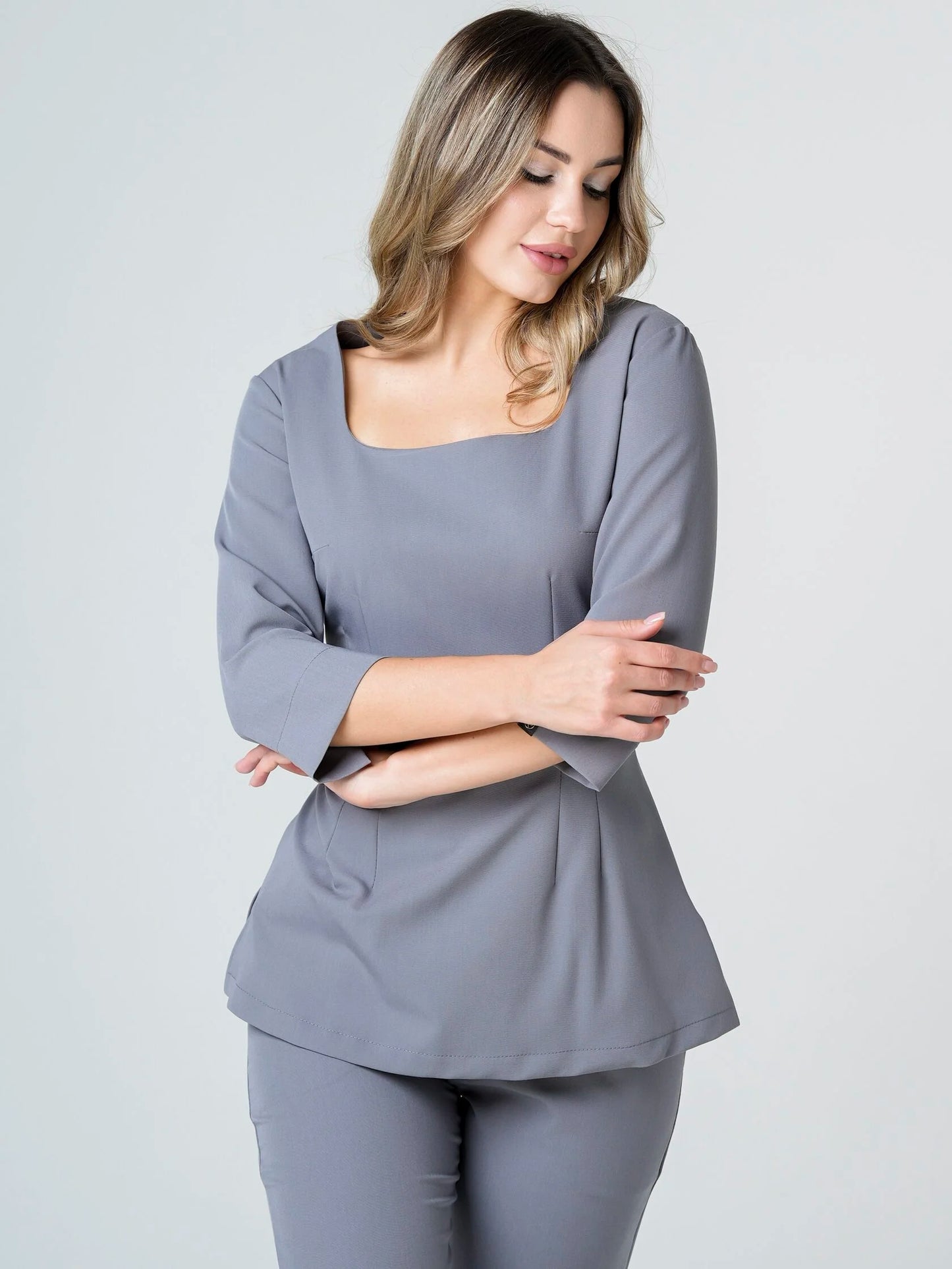 Luna — Uniforme con pantalón encauchado y lazo