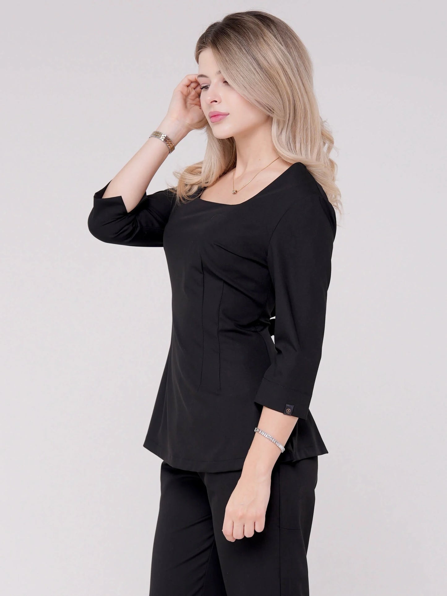 Luna — Uniforme con pantalón encauchado y lazo
