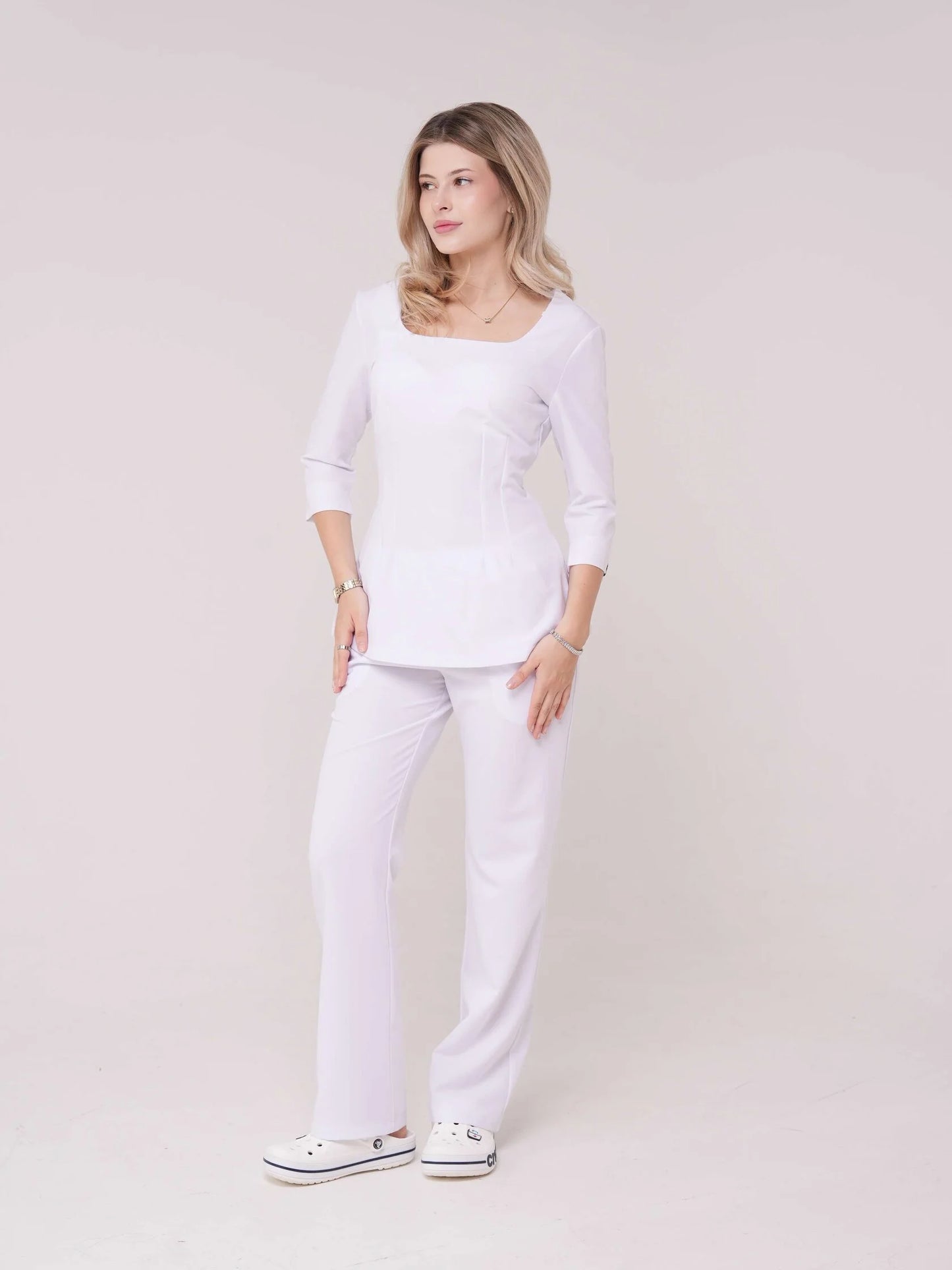 Luna — Uniforme con pantalón encauchado y lazo