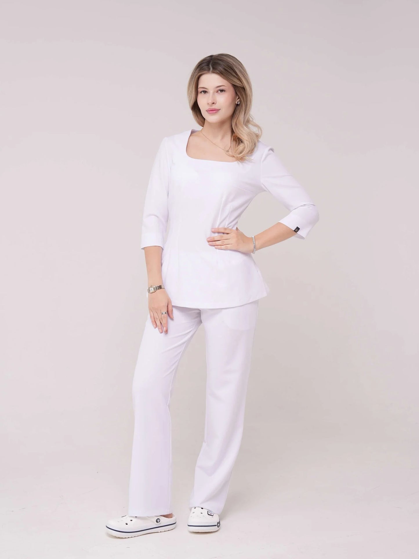 Luna — Uniforme con pantalón encauchado y lazo