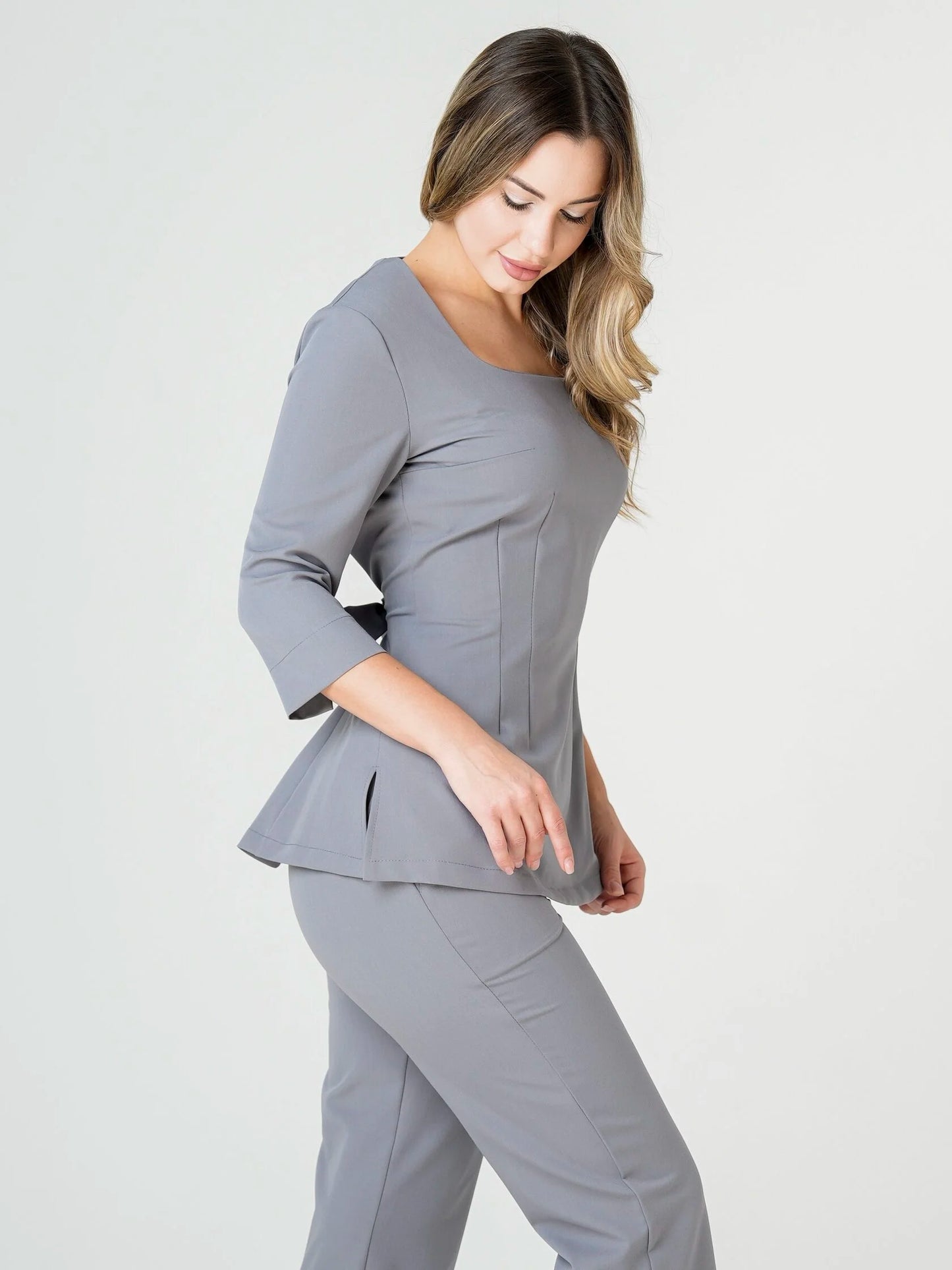 Luna — Uniforme con pantalón encauchado y lazo