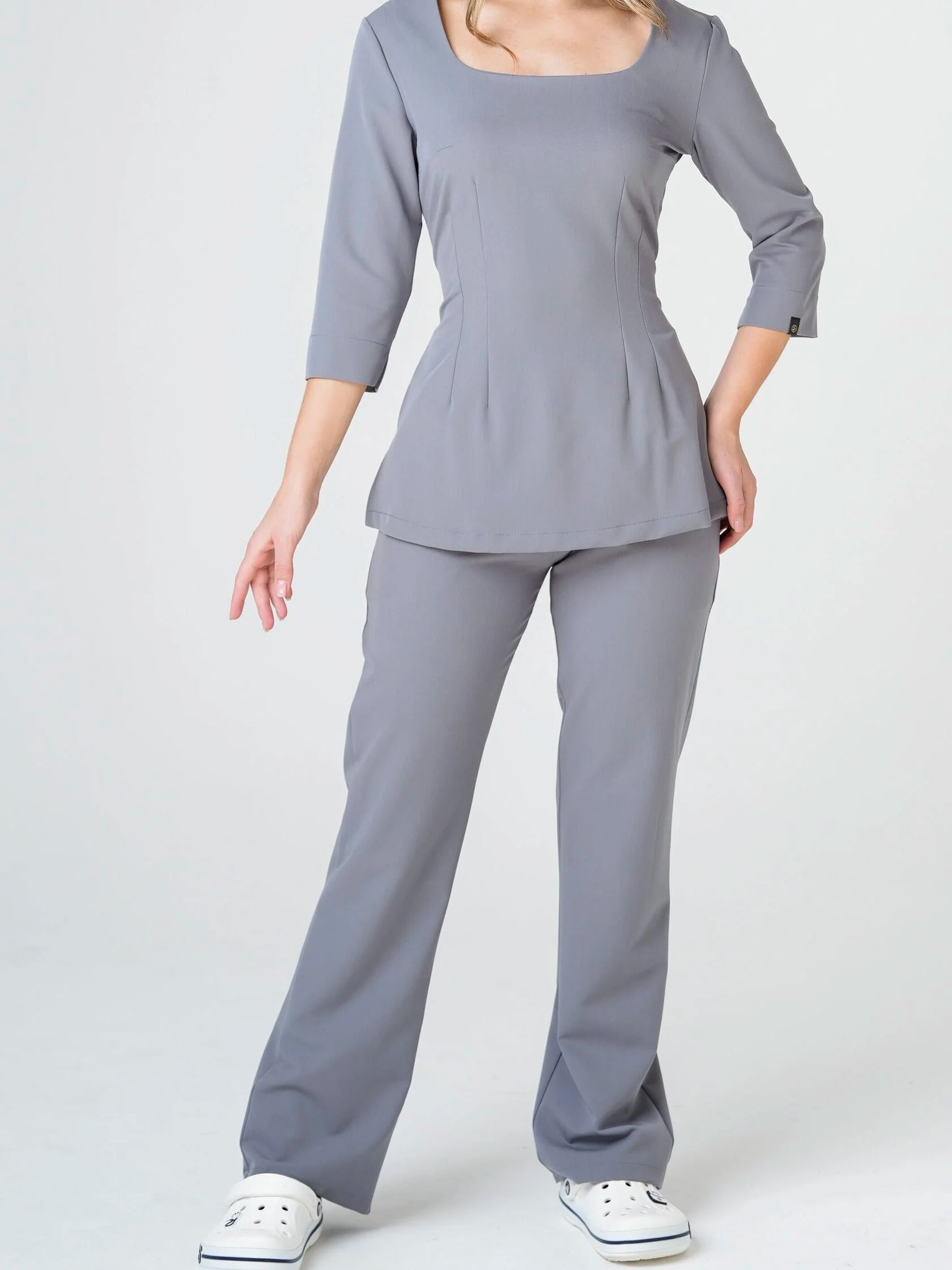 Luna — Uniforme con pantalón encauchado y lazo