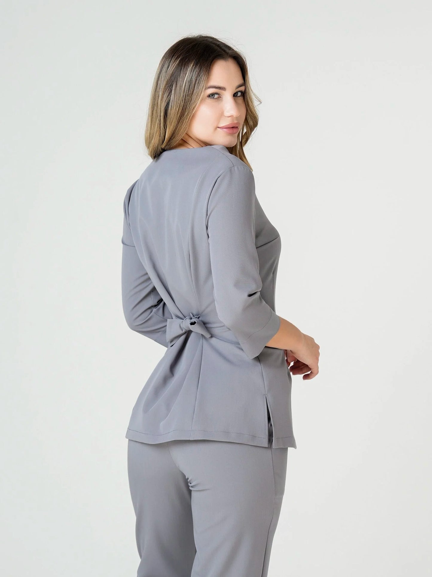 Luna — Uniforme con pantalón encauchado y lazo