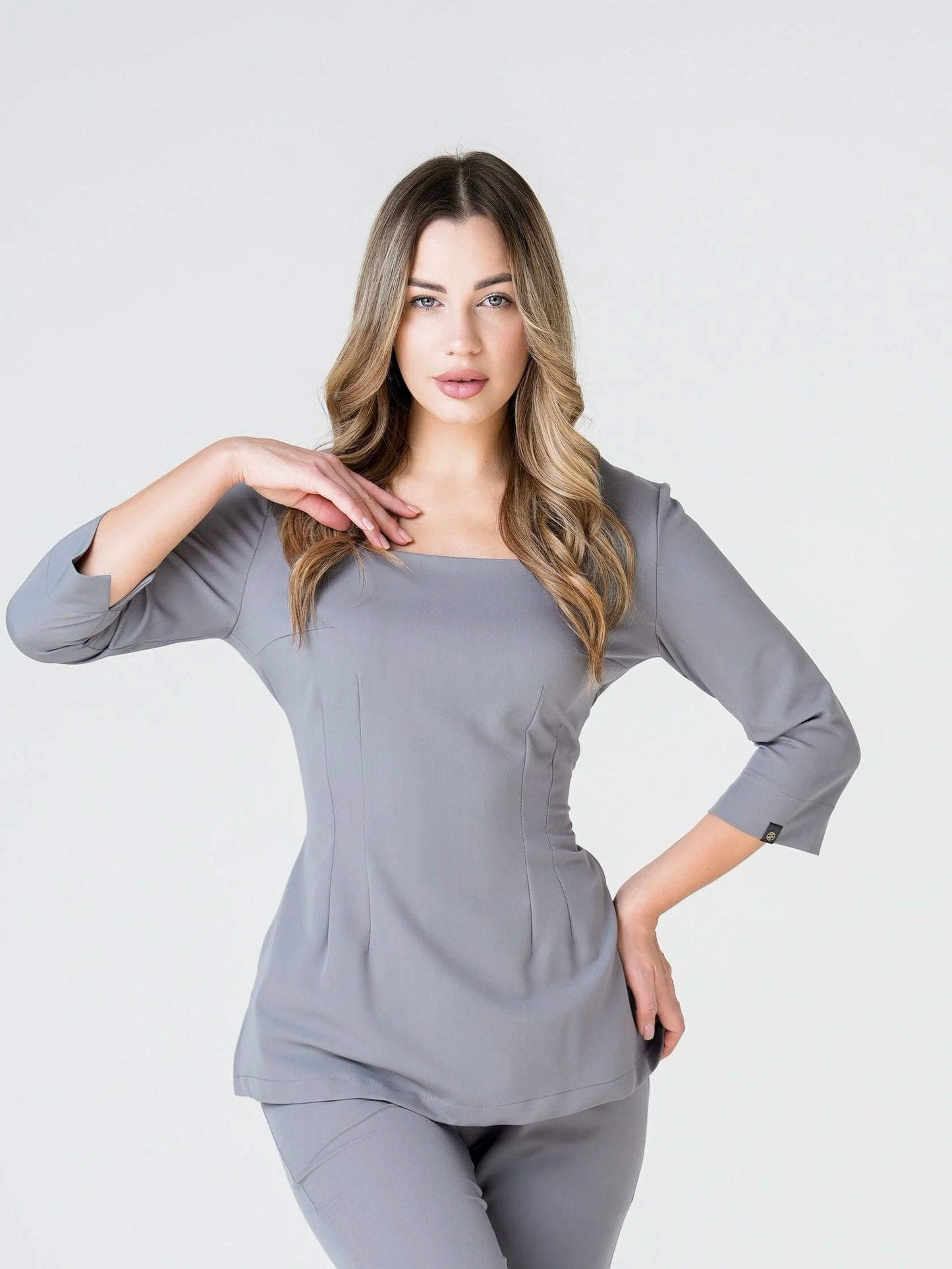 Luna — Uniforme con pantalón encauchado y lazo