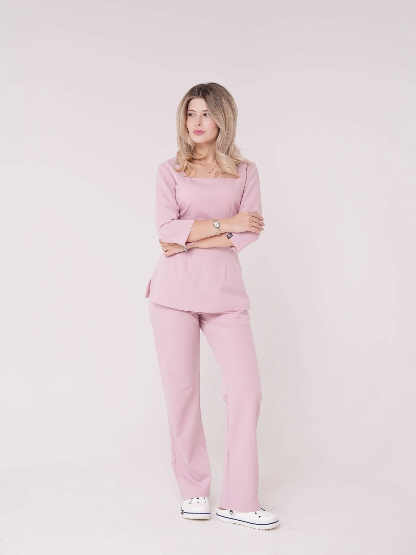 Luna — Uniforme con pantalón encauchado y lazo