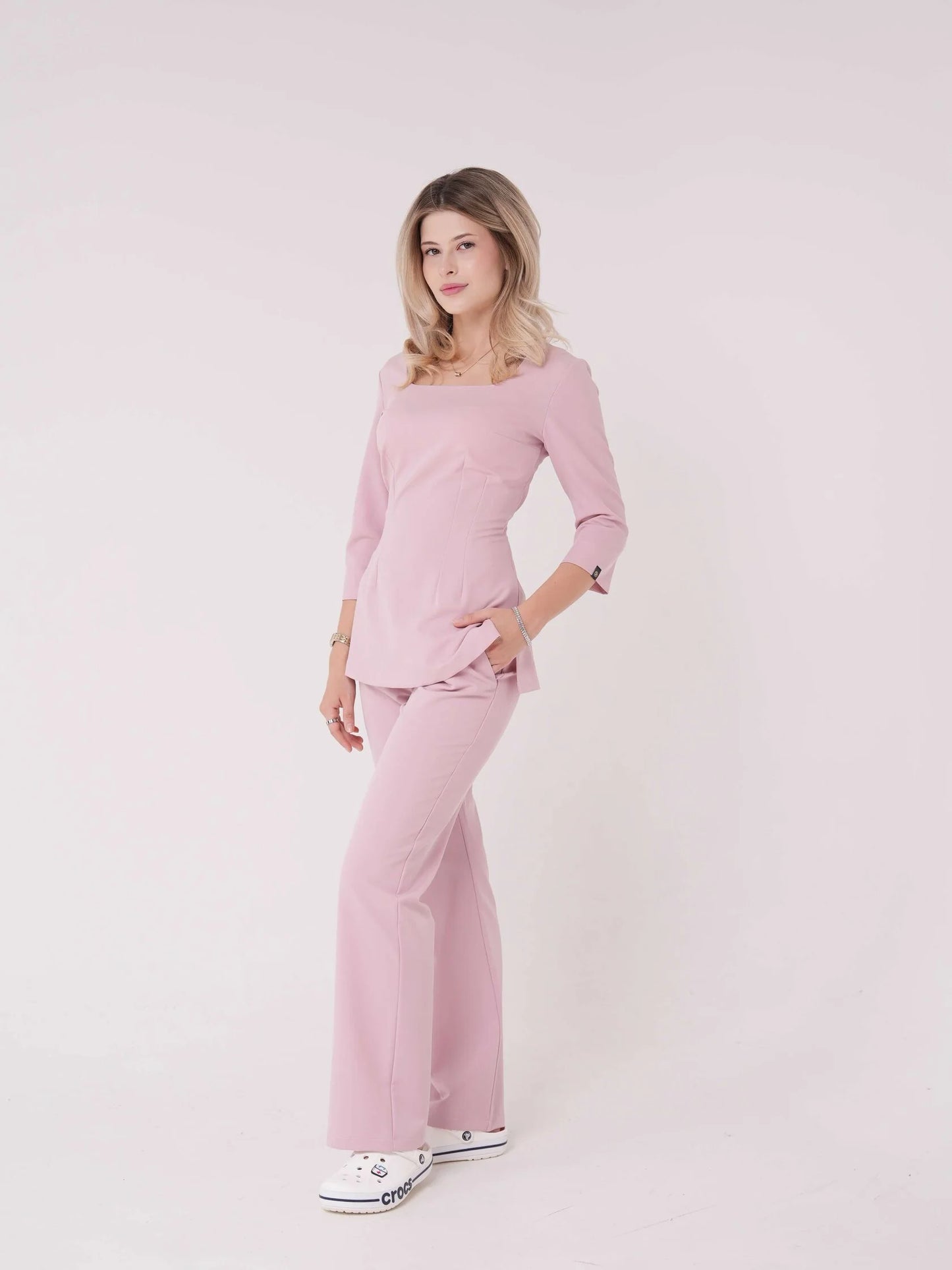 Luna — Uniforme con pantalón encauchado y lazo
