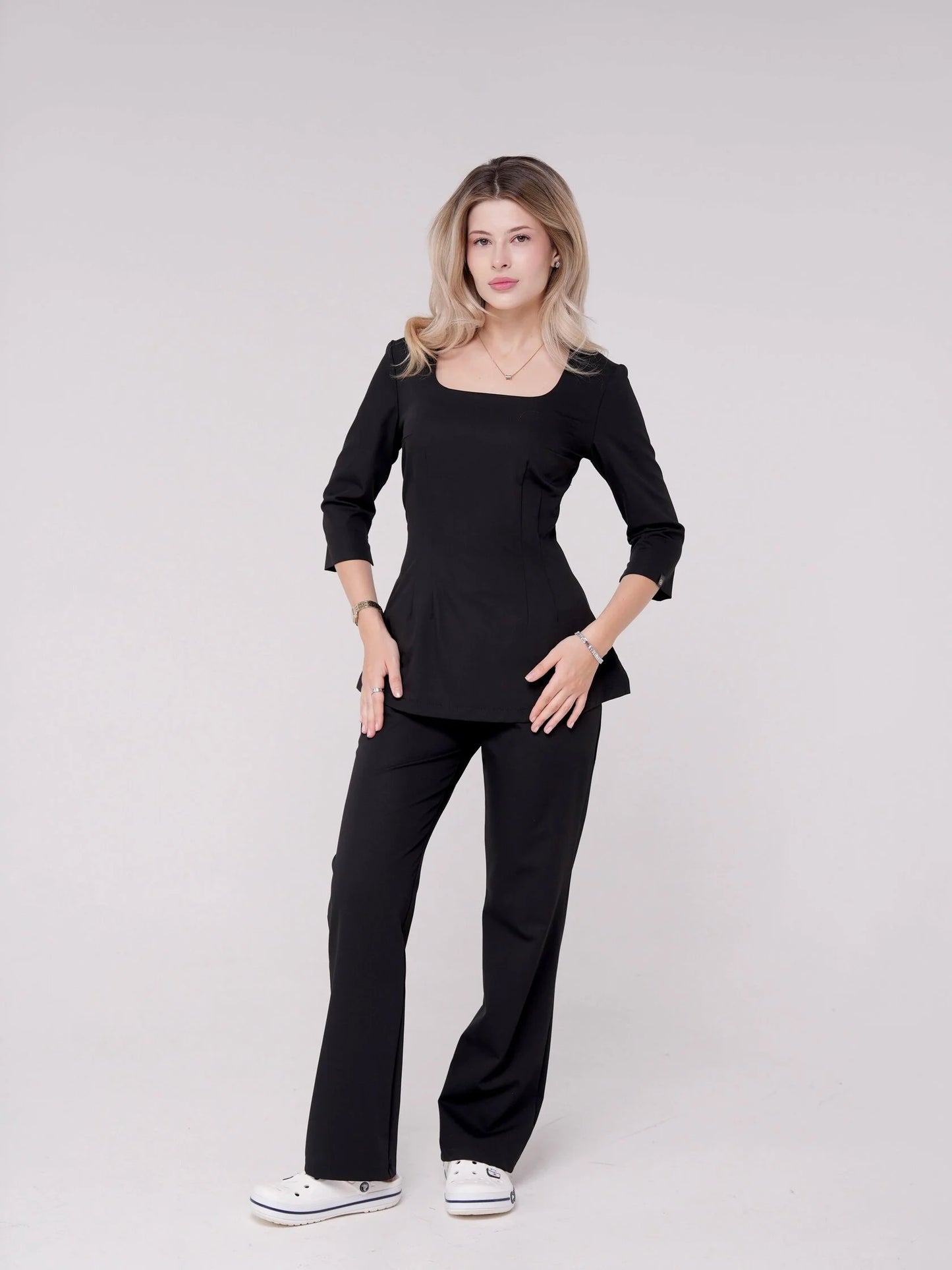 Luna — Uniforme con pantalón encauchado y lazo