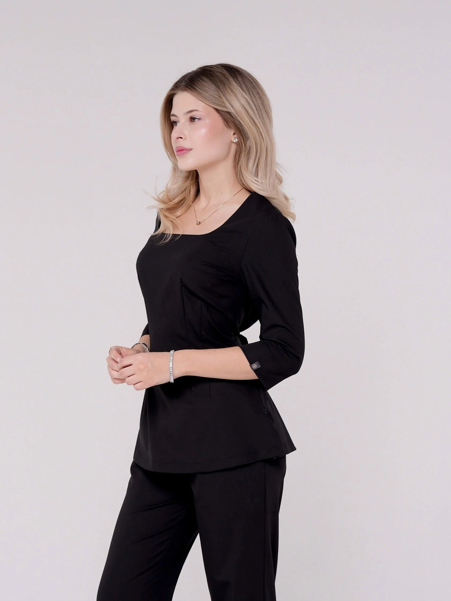 Luna — Uniforme con pantalón encauchado y lazo
