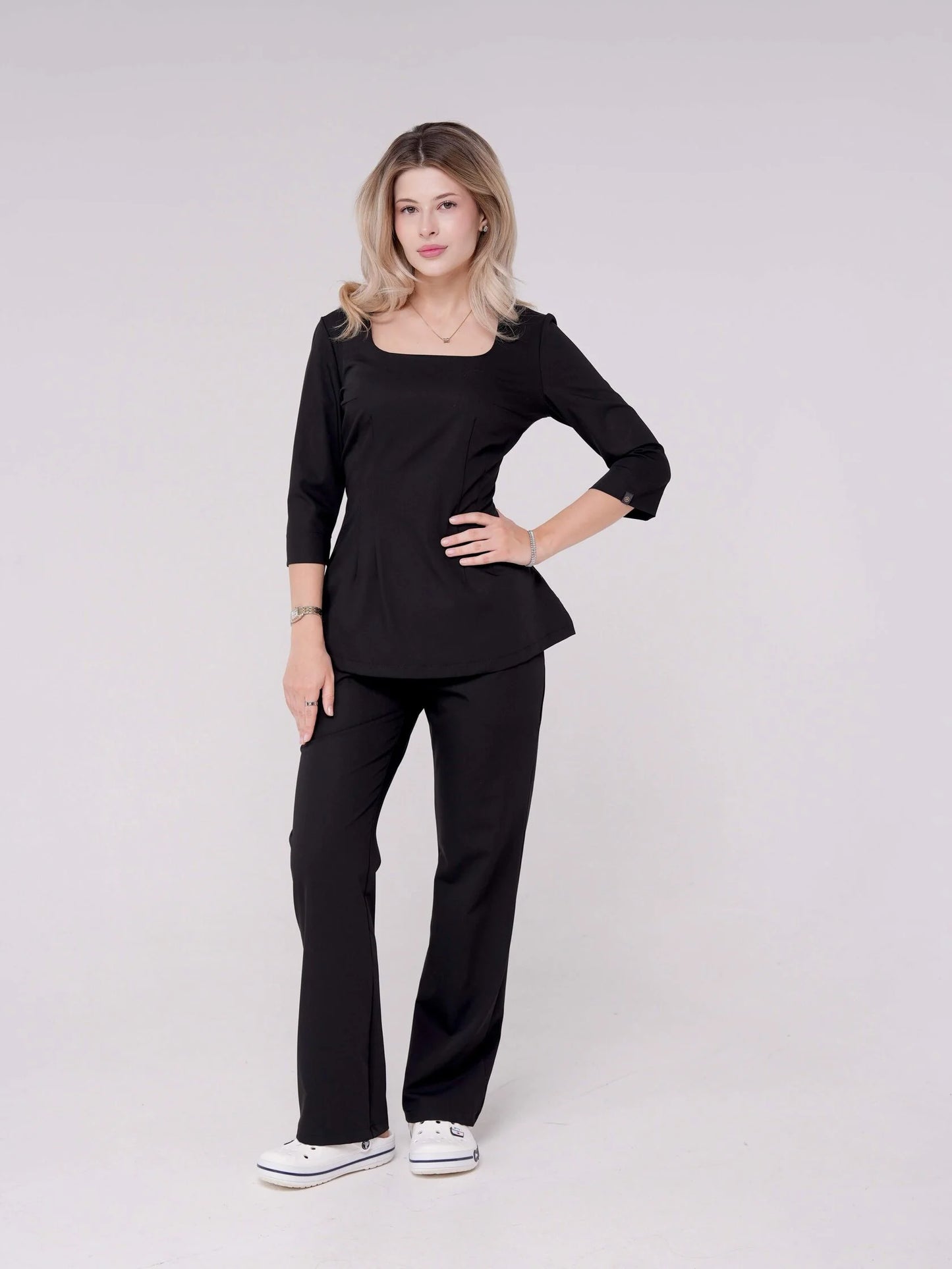 Luna — Uniforme con pantalón encauchado y lazo