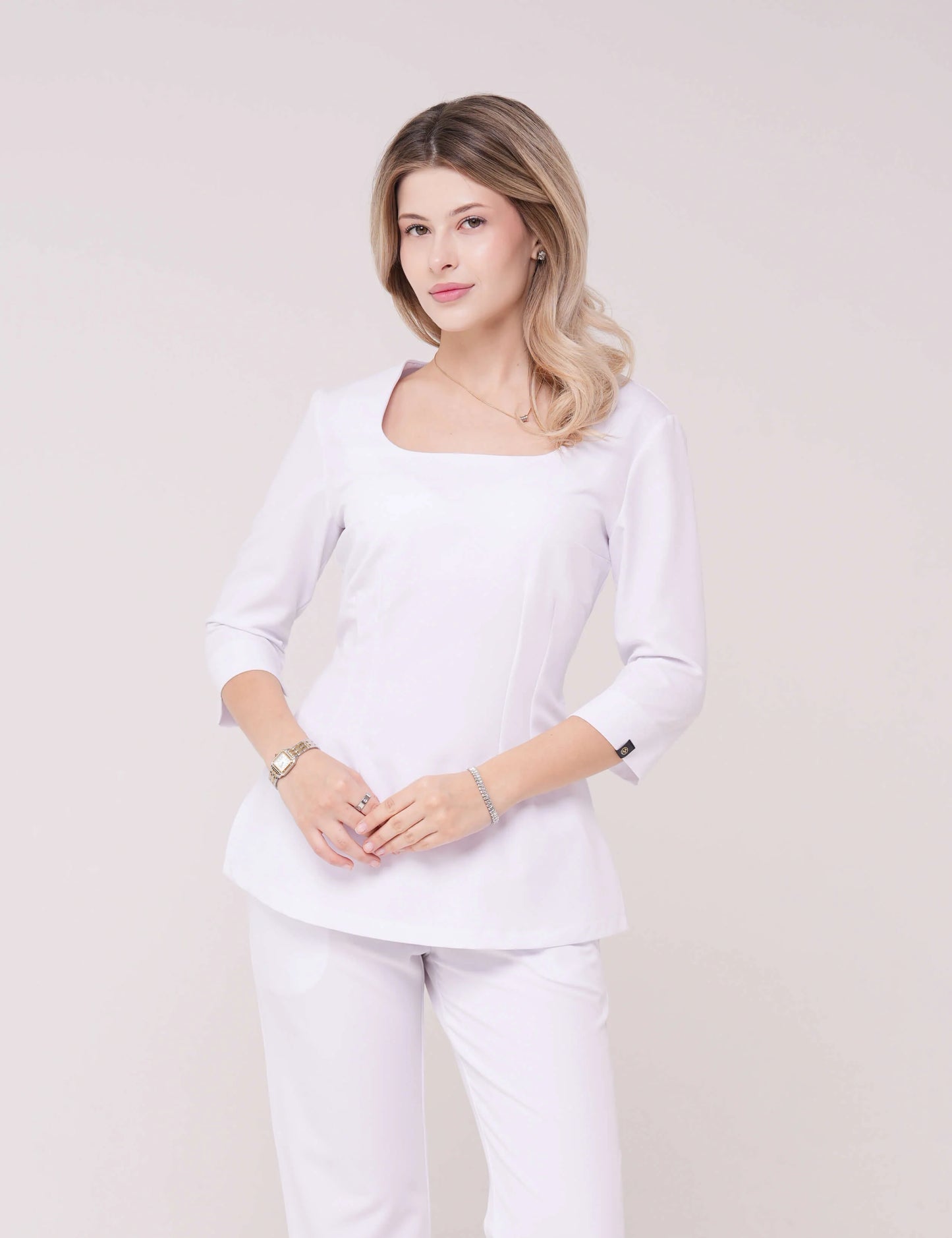 Luna — Uniforme con pantalón encauchado y lazo