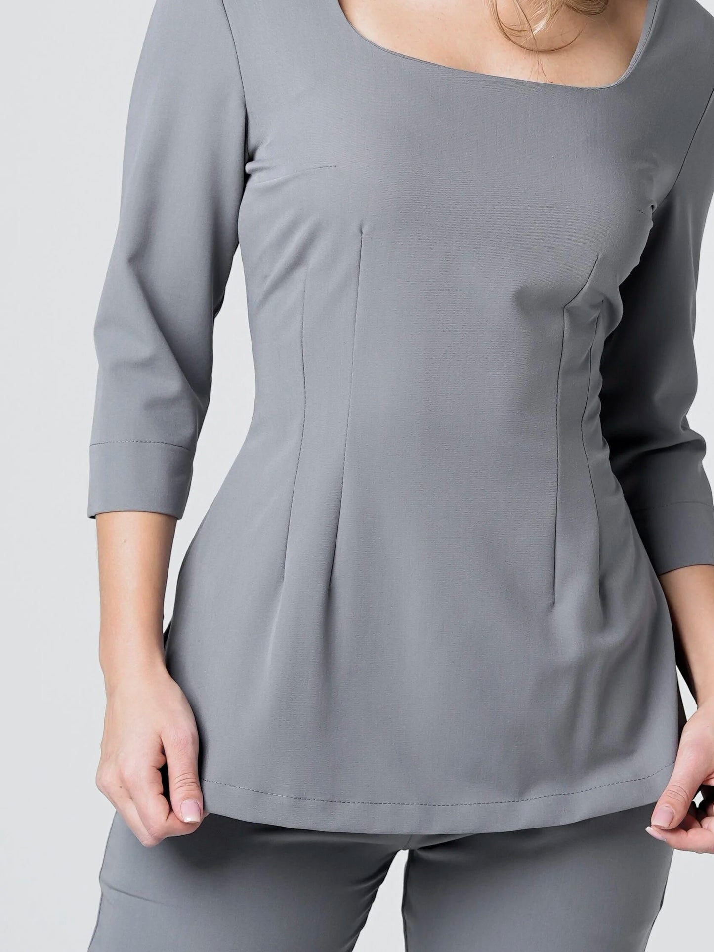 Luna — Uniforme con pantalón encauchado y lazo