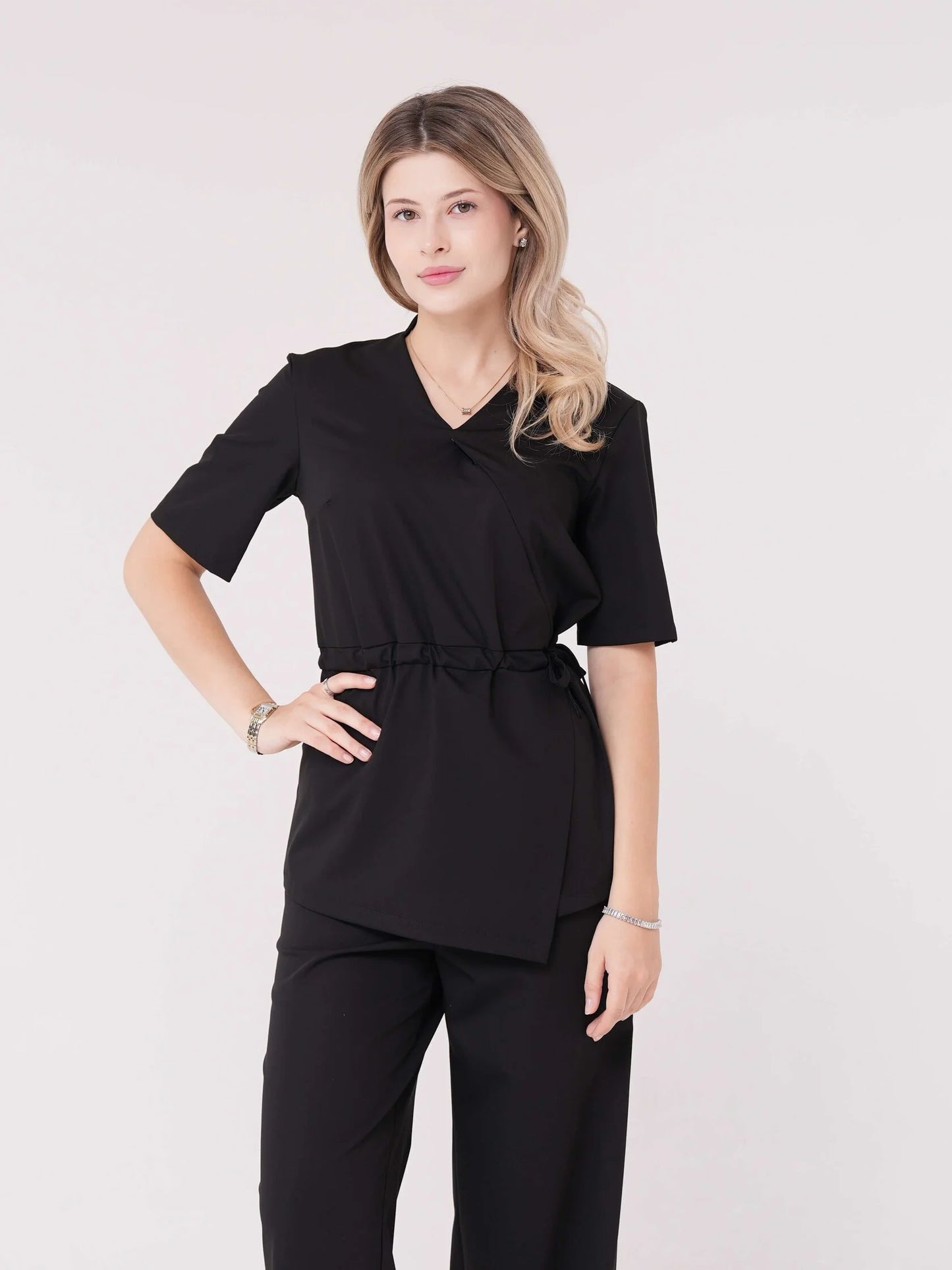 Mara — Uniforme encauchado con lazo