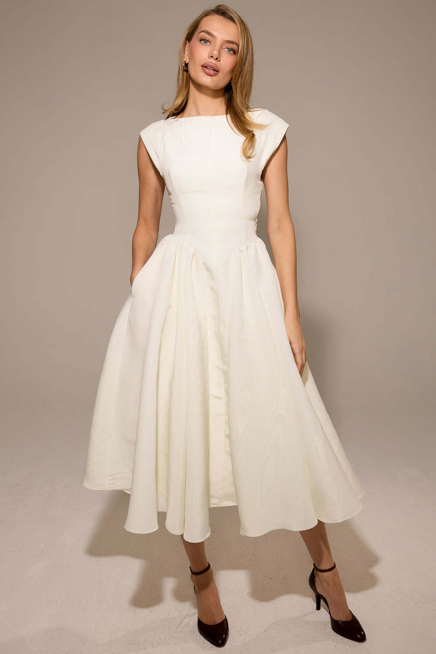 Meghan — Vestido midi con espalda descubierta